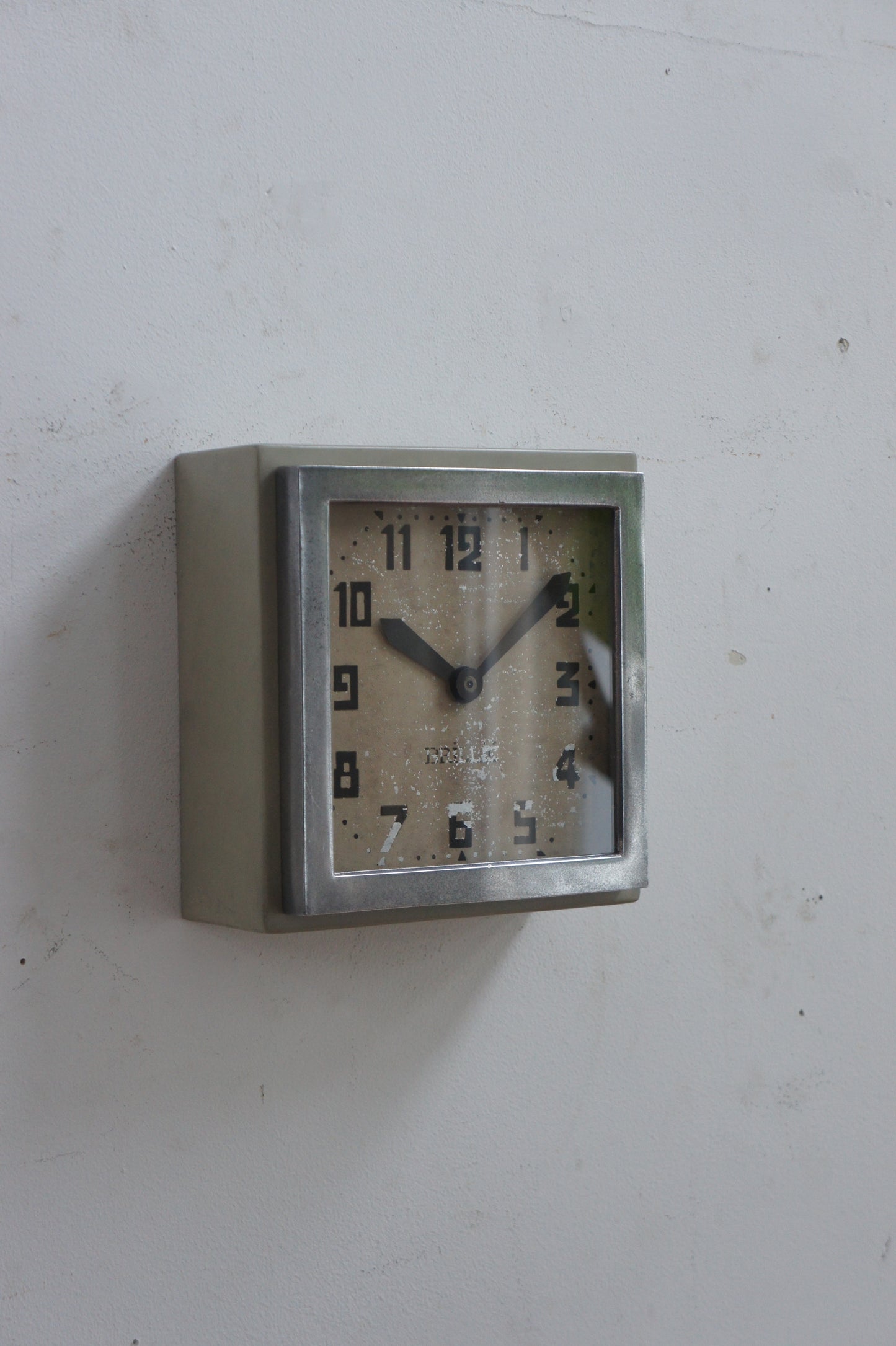 BRILLIÉ Wall Clock / carré gris soie