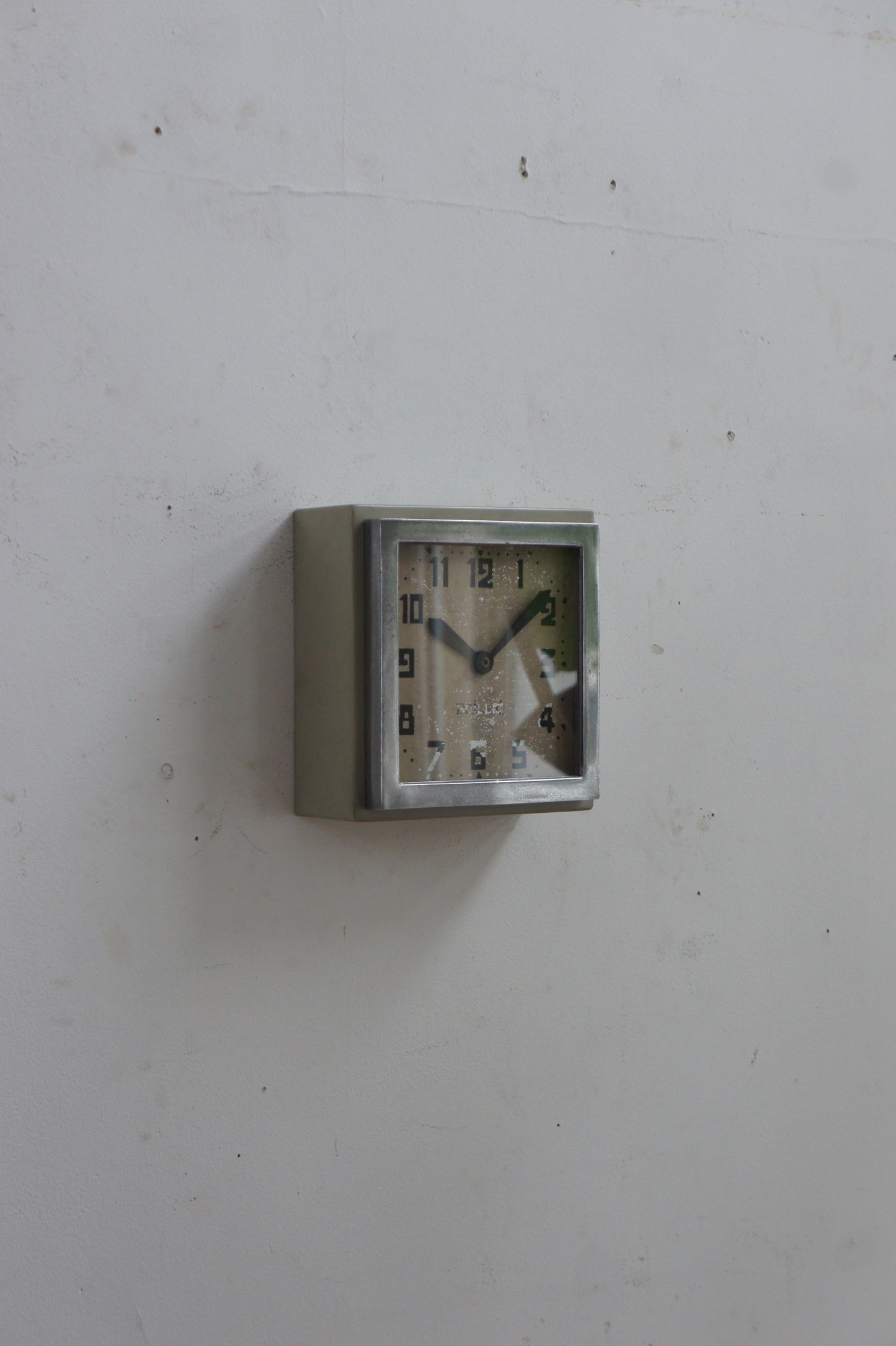 BRILLIÉ Wall Clock / carré gris soie