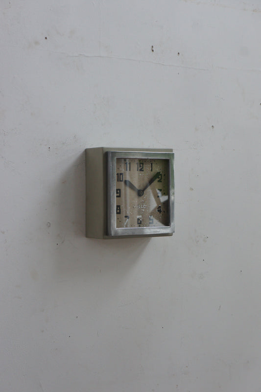 BRILLIÉ Wall Clock / carré gris soie