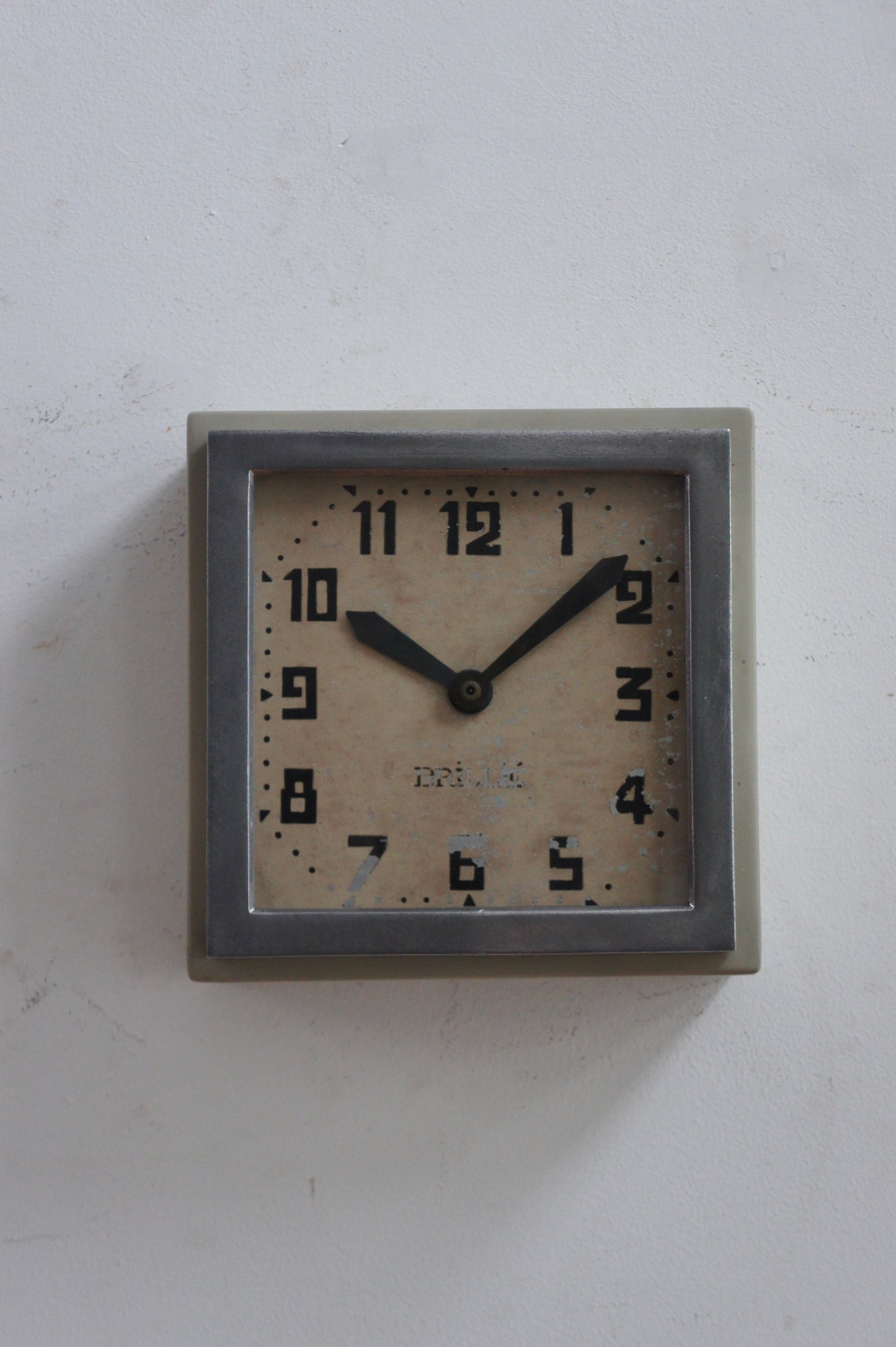 BRILLIÉ Wall Clock / carré gris soie