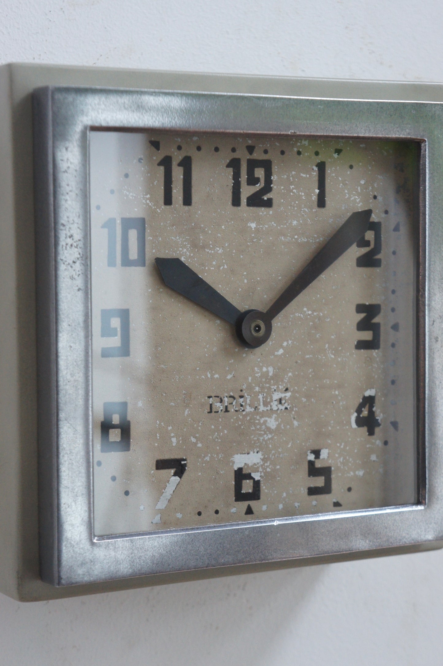BRILLIÉ Wall Clock / carré gris soie