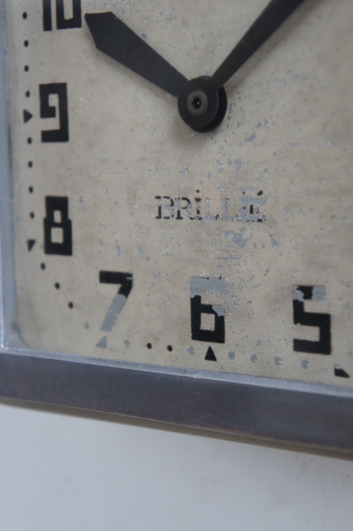 BRILLIÉ Wall Clock / carré gris soie