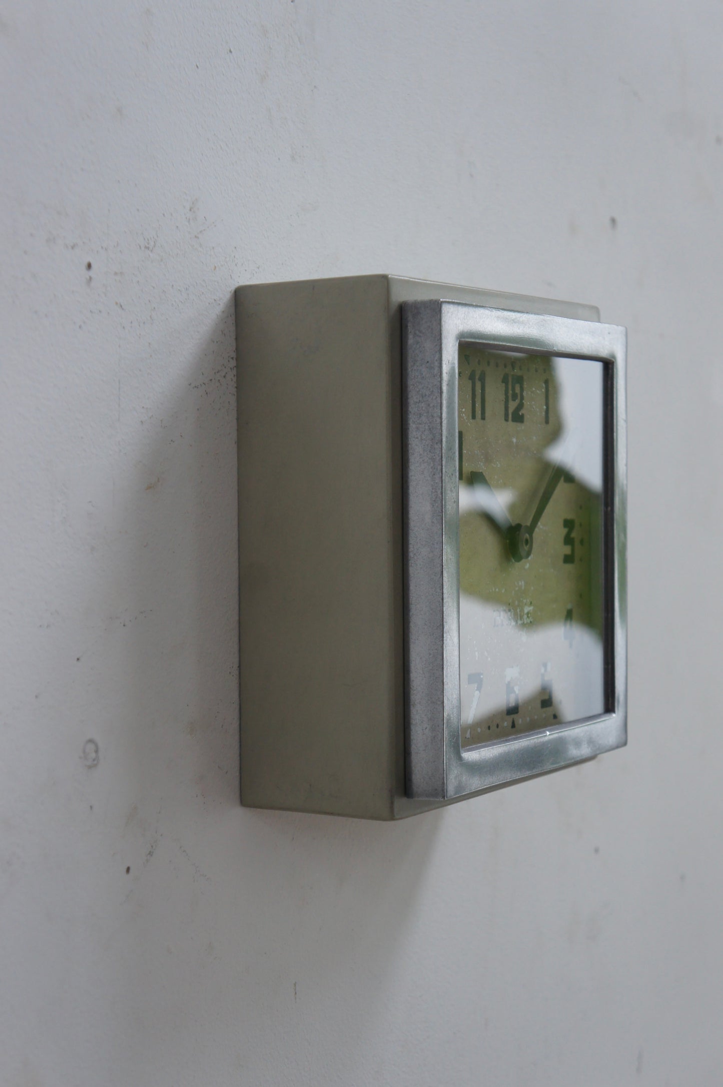 BRILLIÉ Wall Clock / carré gris soie