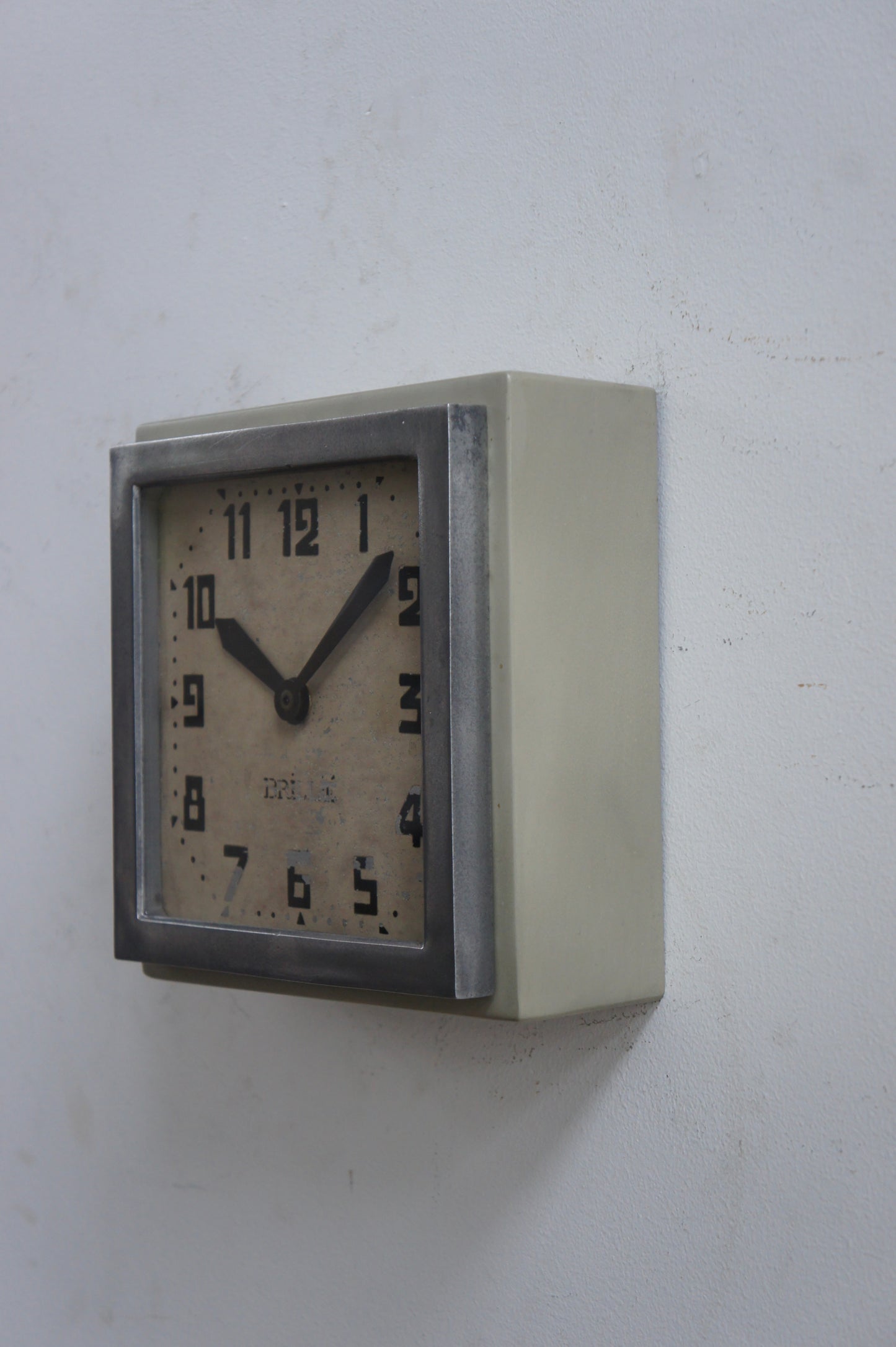 BRILLIÉ Wall Clock / carré gris soie