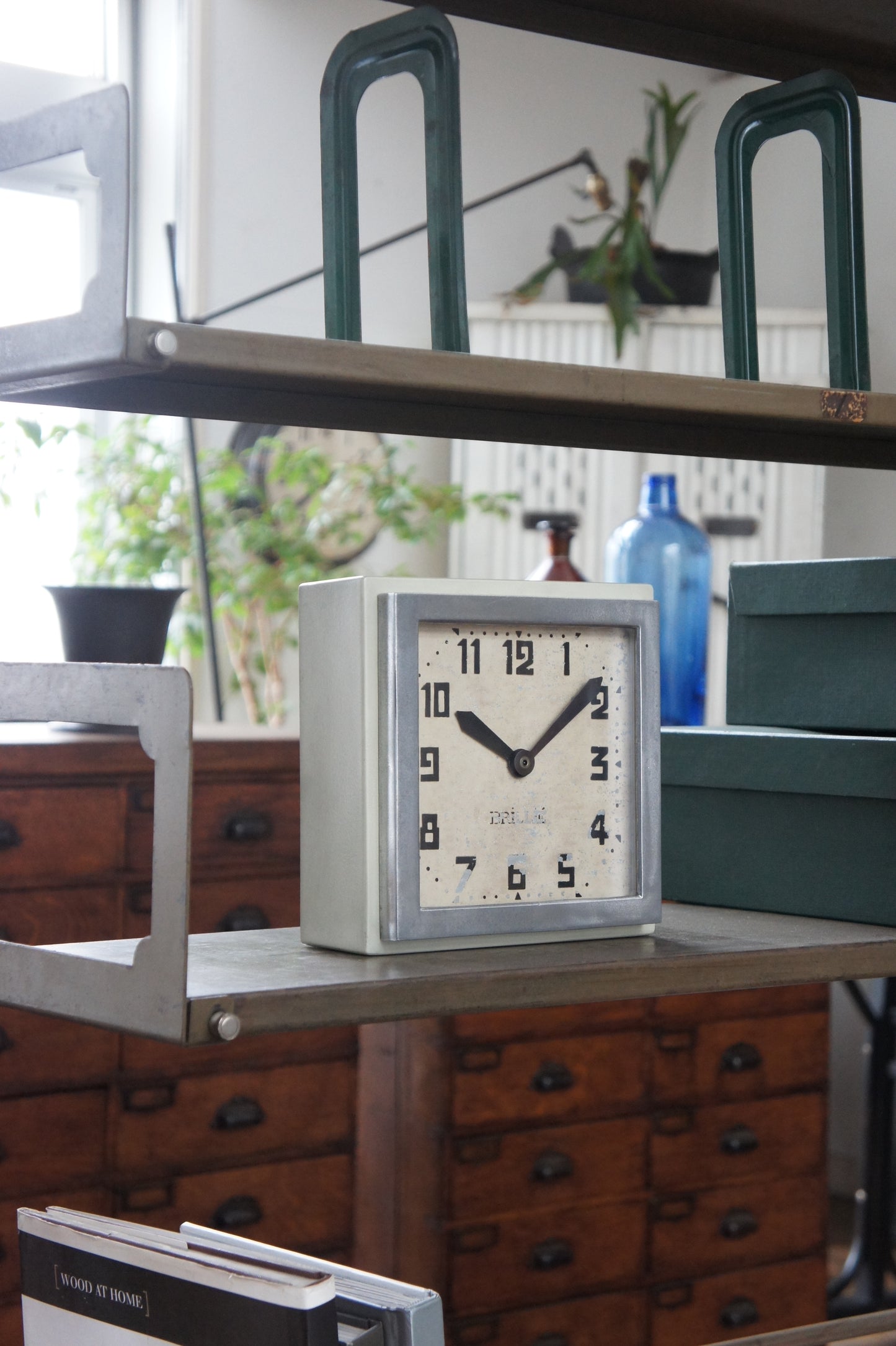 BRILLIÉ Wall Clock / carré gris soie