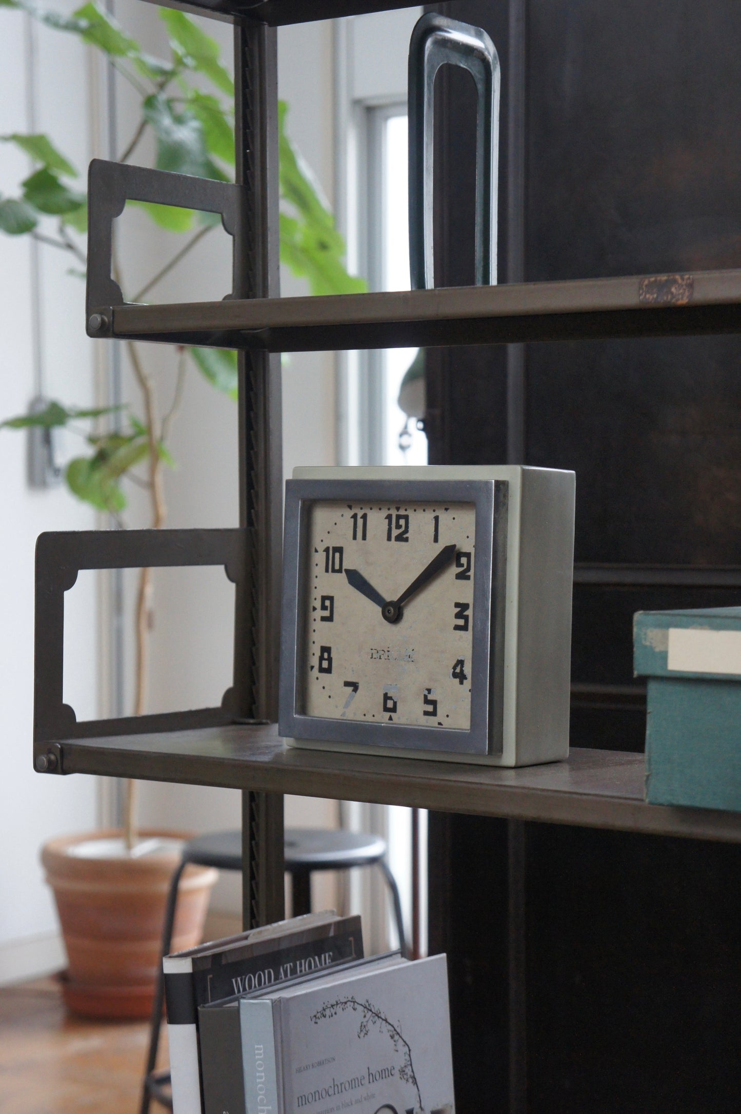 BRILLIÉ Wall Clock / carré gris soie