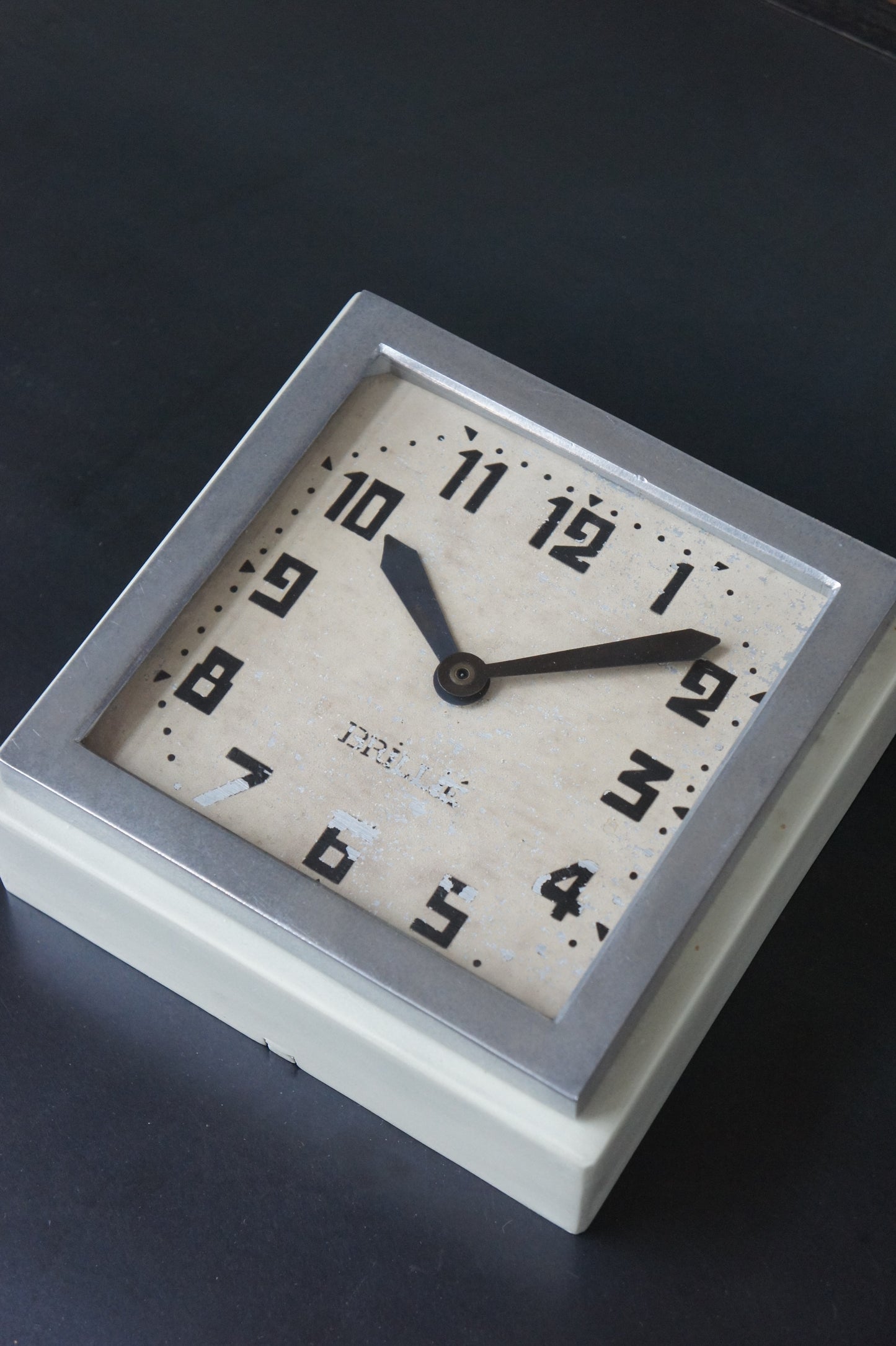 BRILLIÉ Wall Clock / carré gris soie