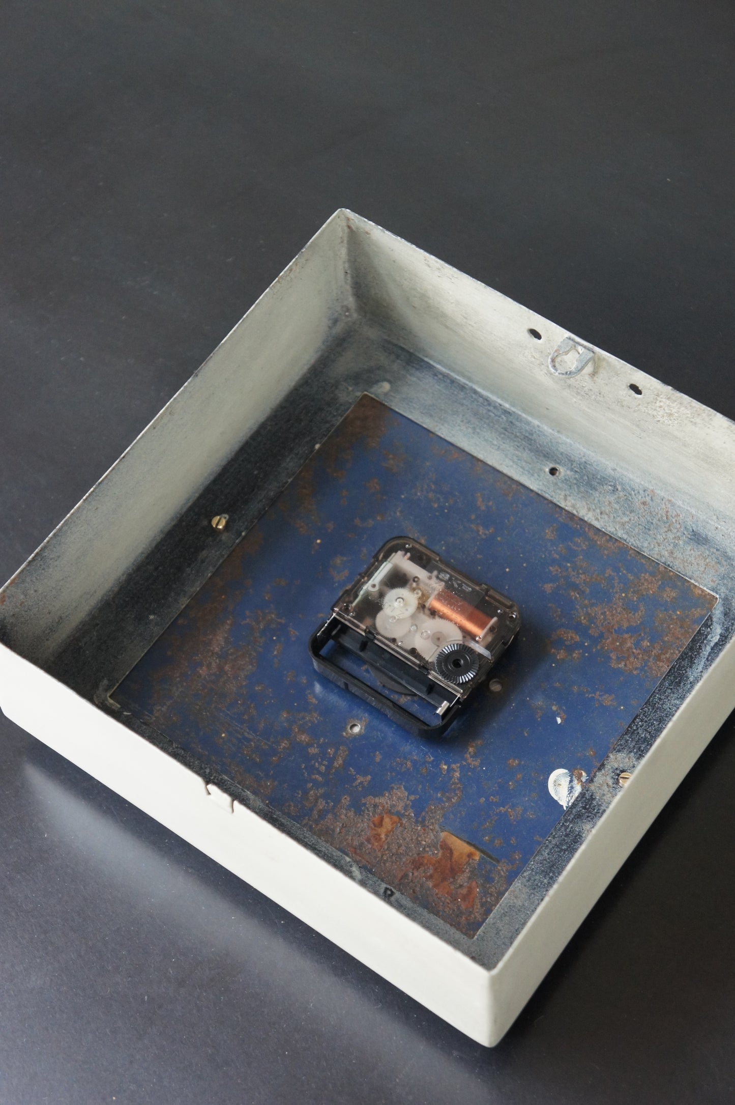 BRILLIÉ Wall Clock / carré gris soie