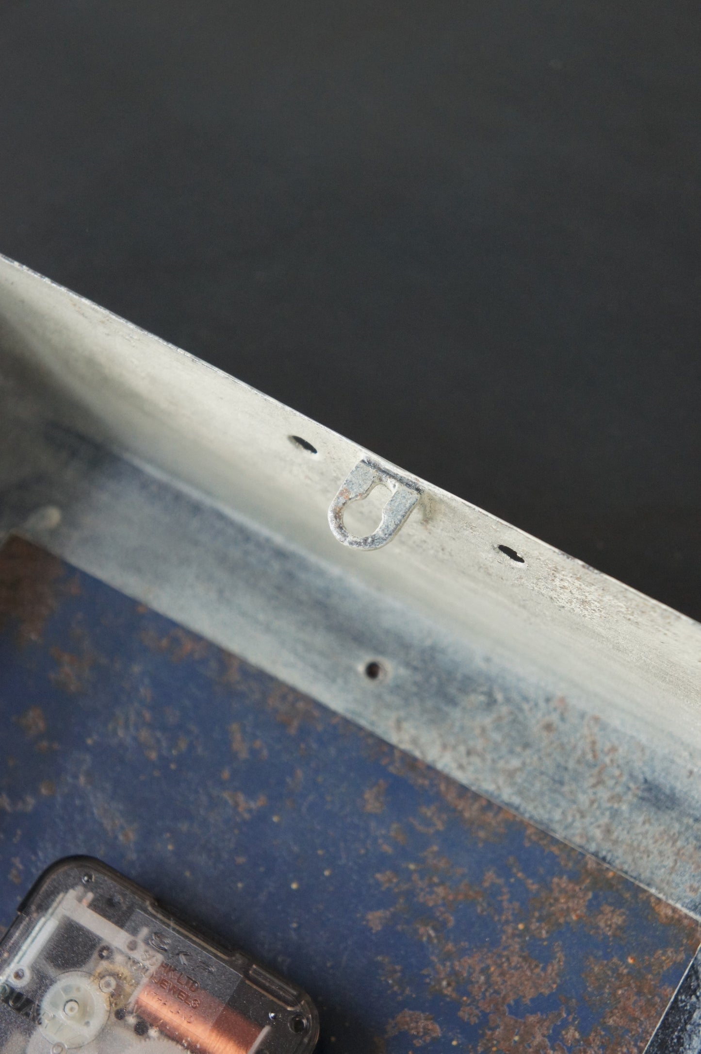 BRILLIÉ Wall Clock / carré gris soie