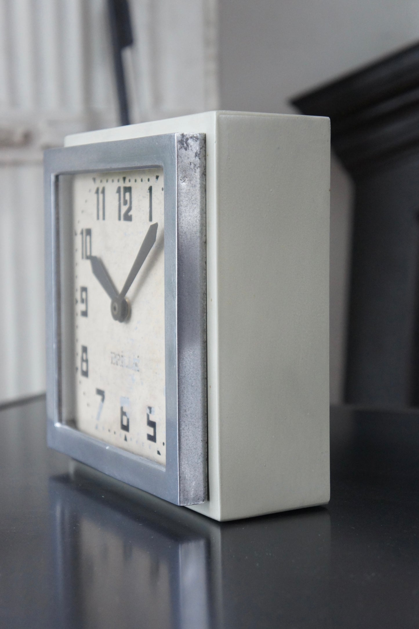 BRILLIÉ Wall Clock / carré gris soie