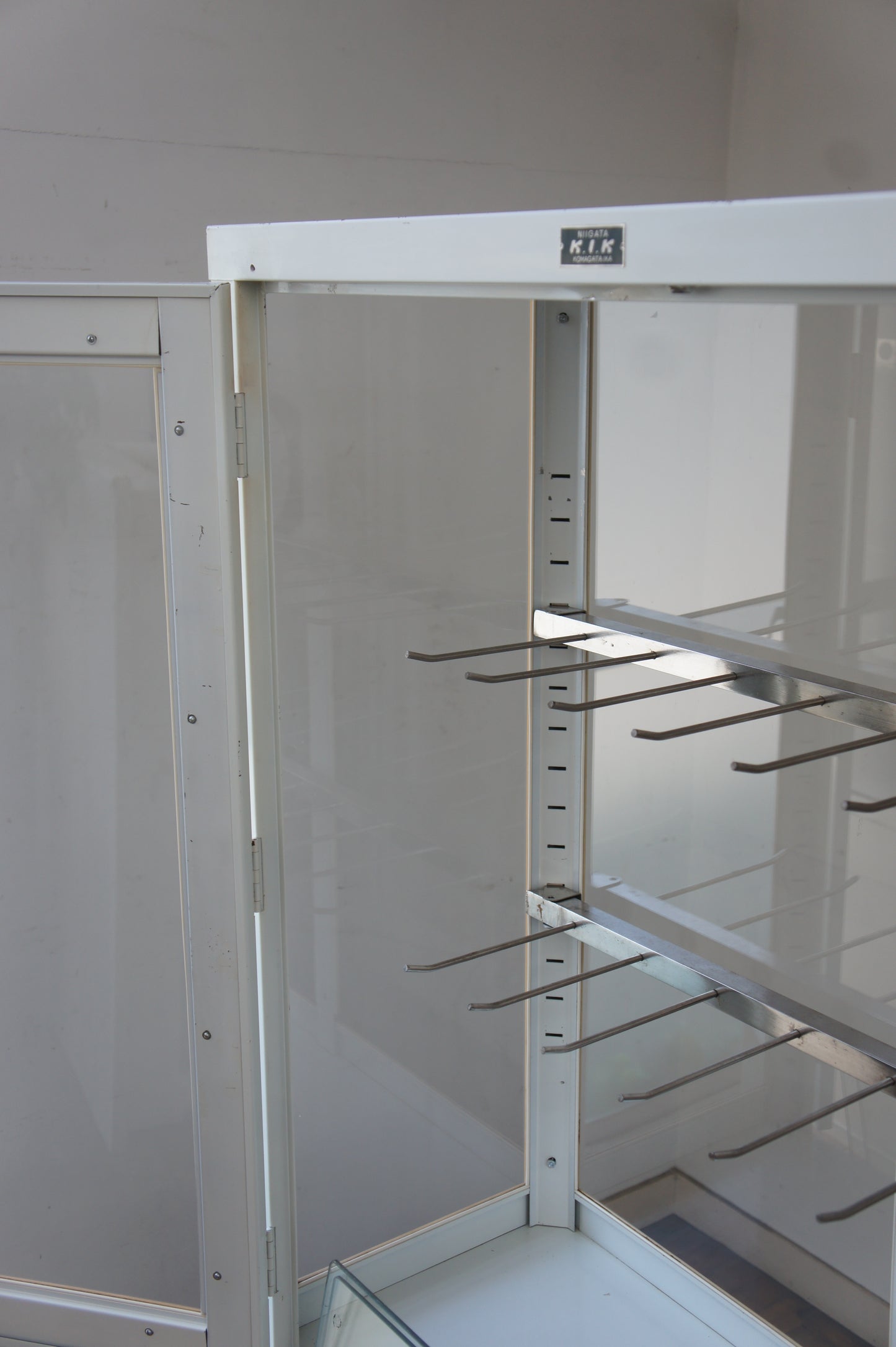 Medical glass cabinet 90