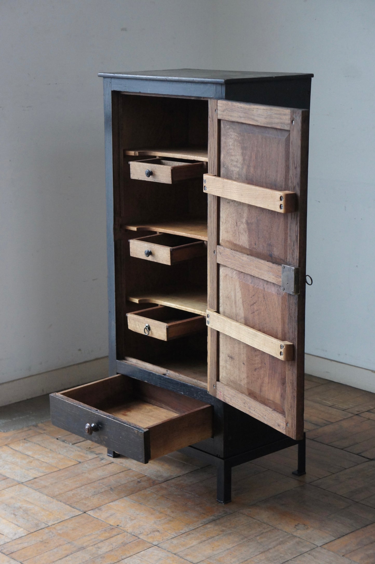 Workshop cabinet / Meuble d'atelier