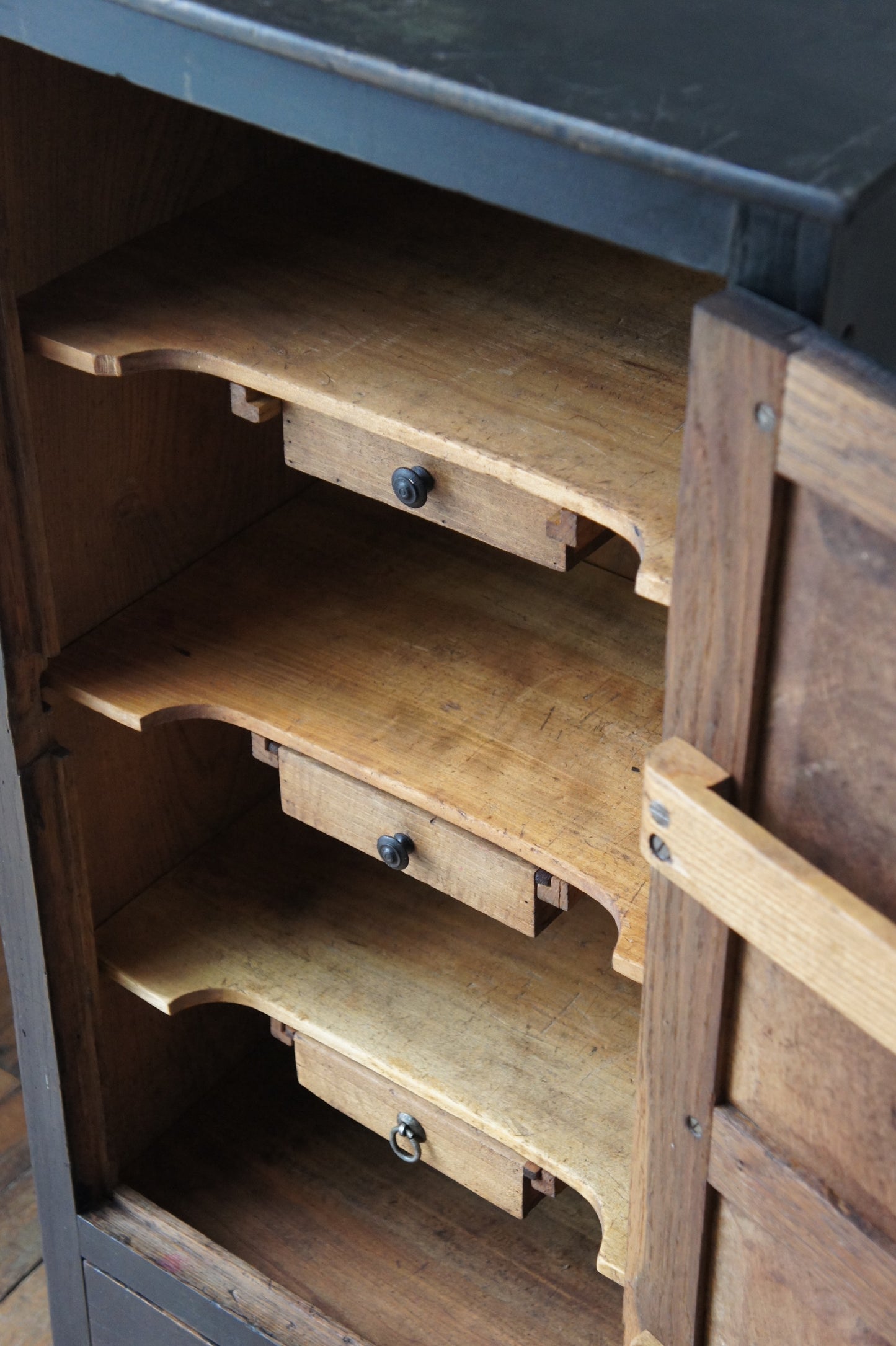 Workshop cabinet / Meuble d'atelier