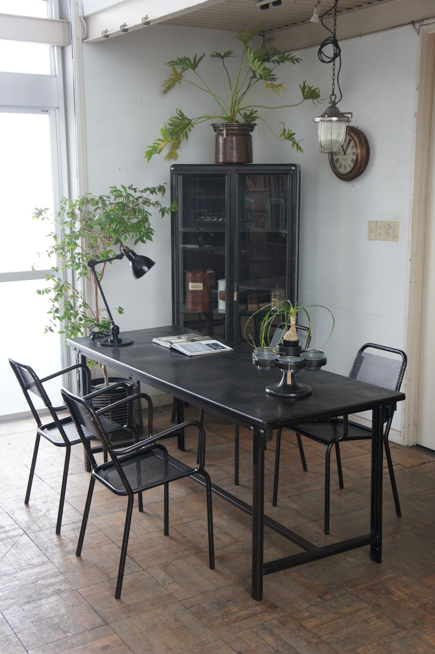 Metal Arm Chair / Set of 4