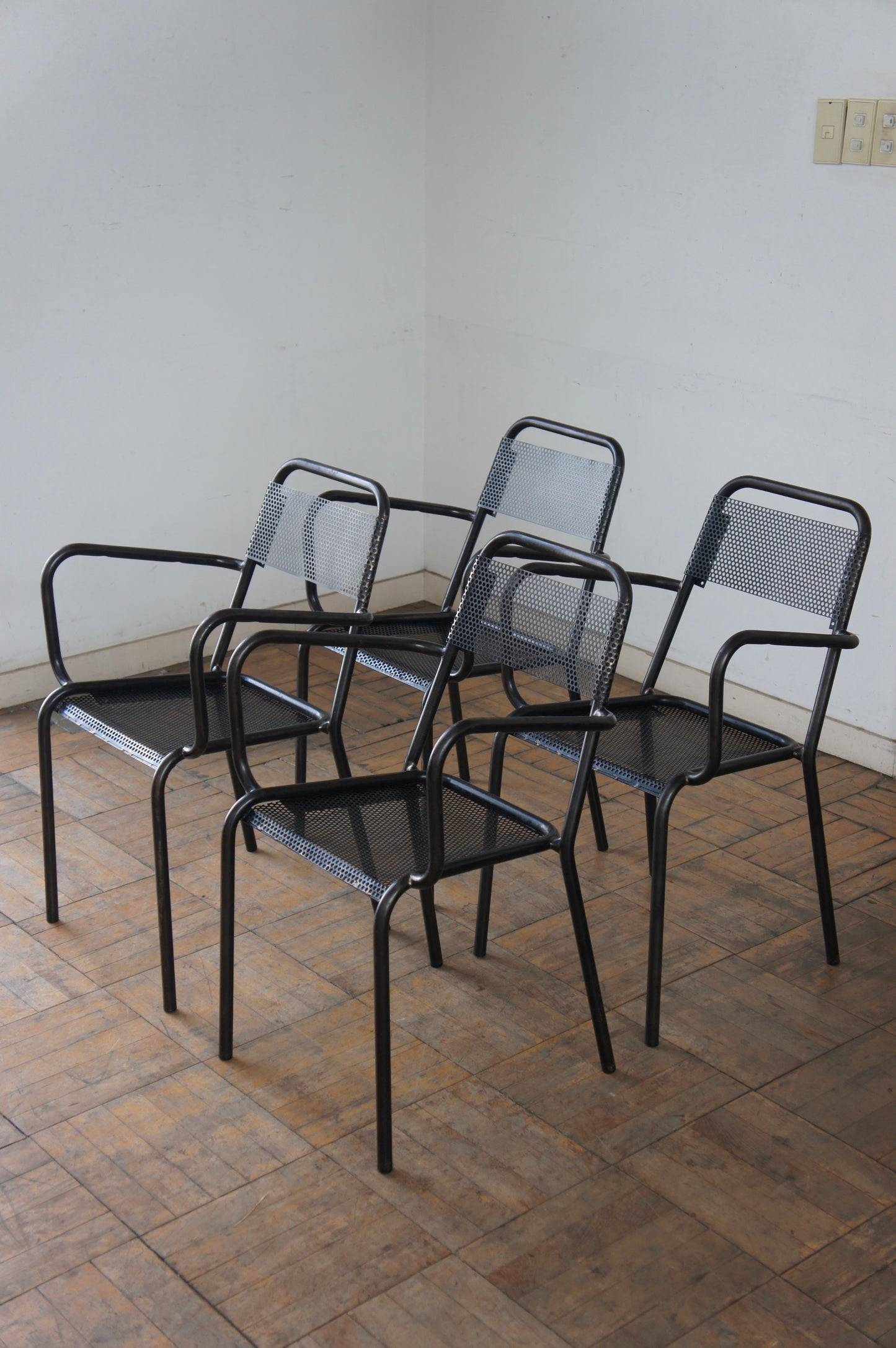 Metal Arm Chair / Set of 4