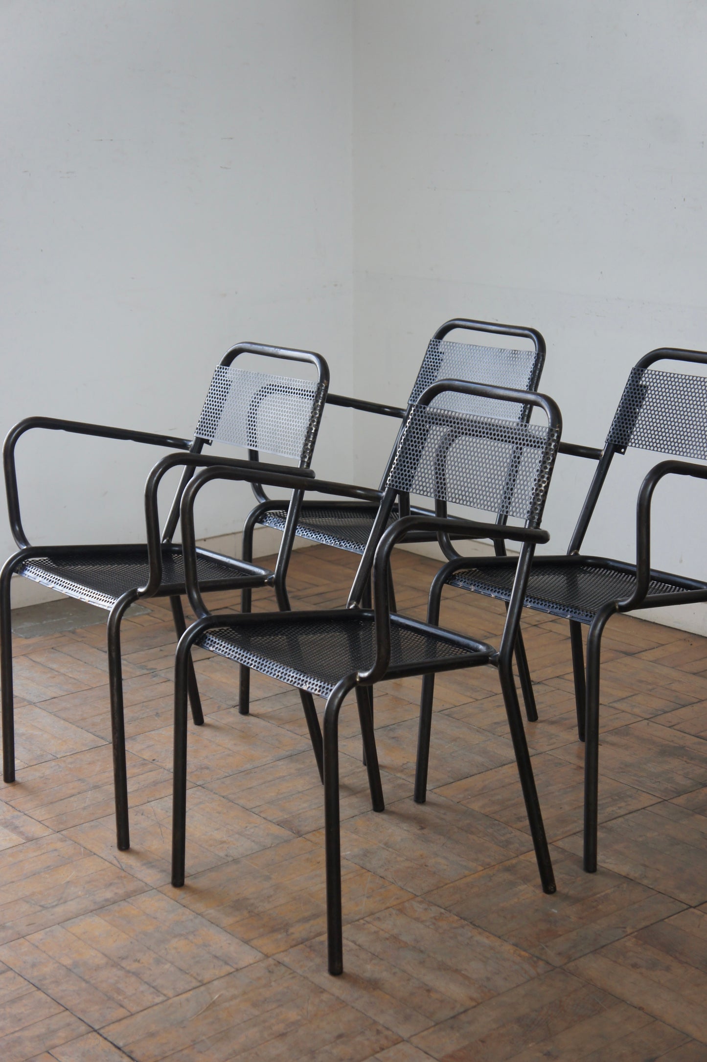Metal Arm Chair / Set of 4