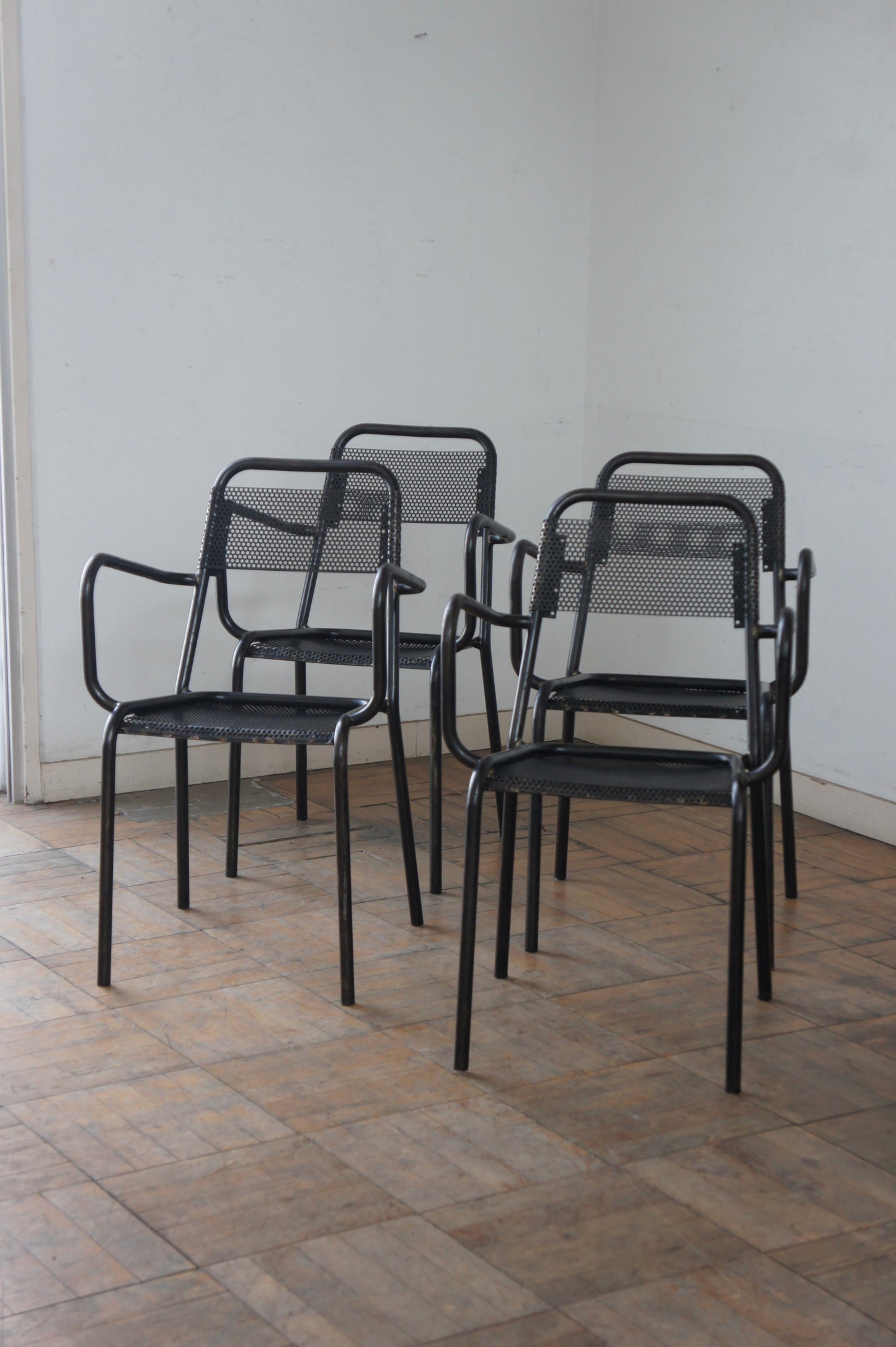 Metal Arm Chair / Set of 4