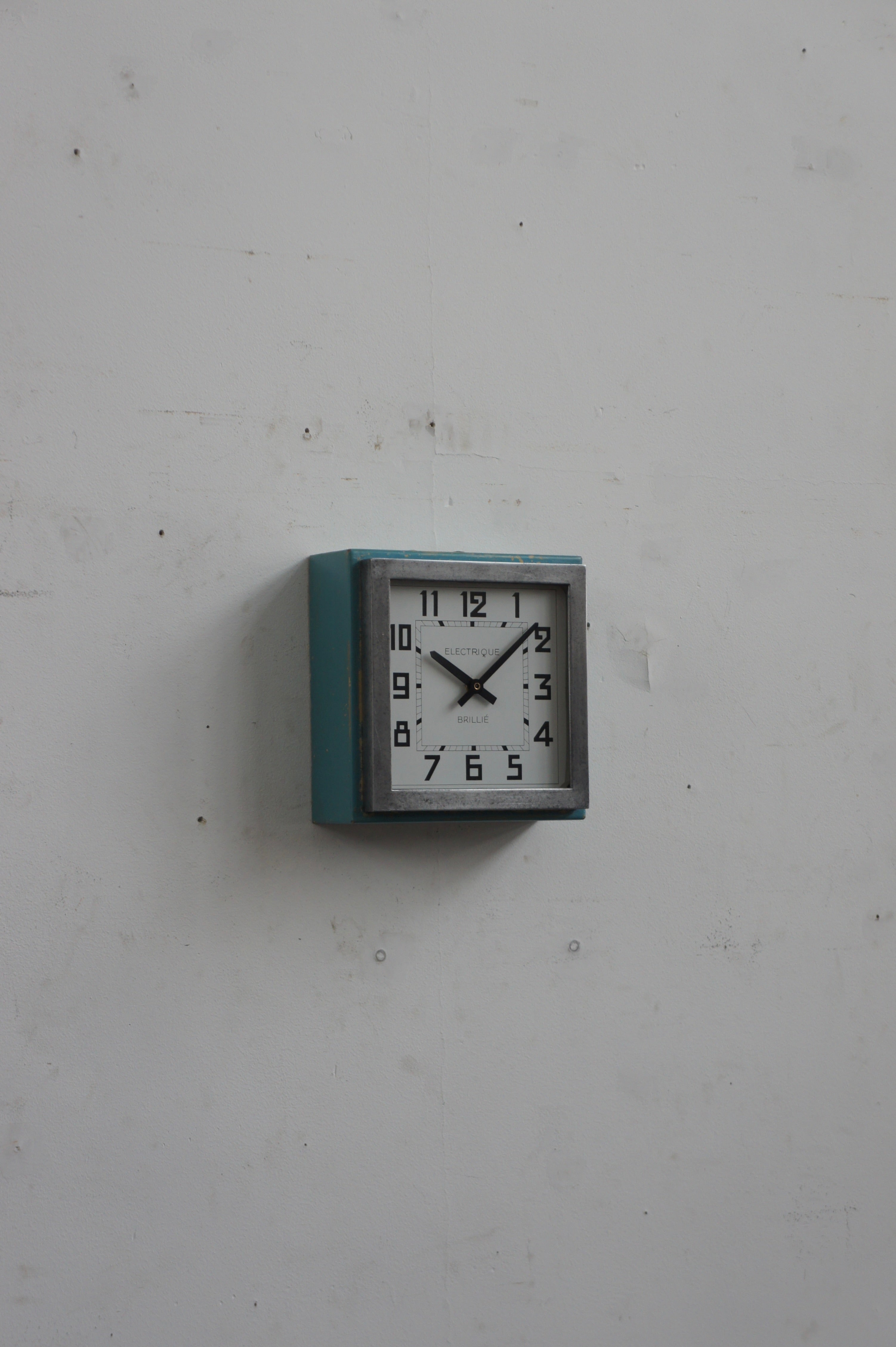BRILLIÉ Wall Clock / carré turquoise – fertravail