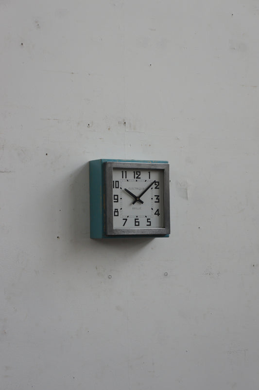 BRILLIÉ Wall Clock / carré turquoise