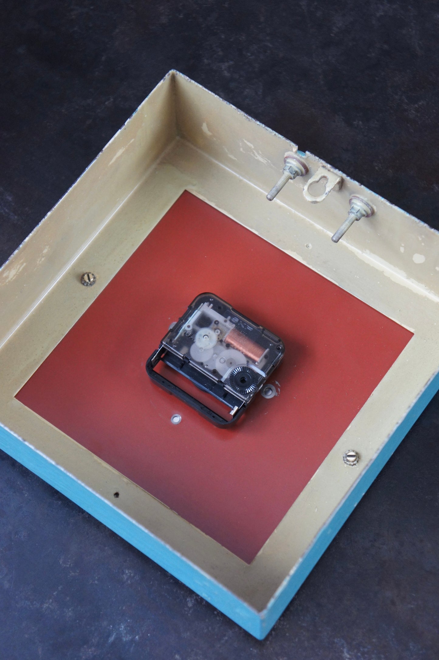 BRILLIÉ Wall Clock / carré turquoise