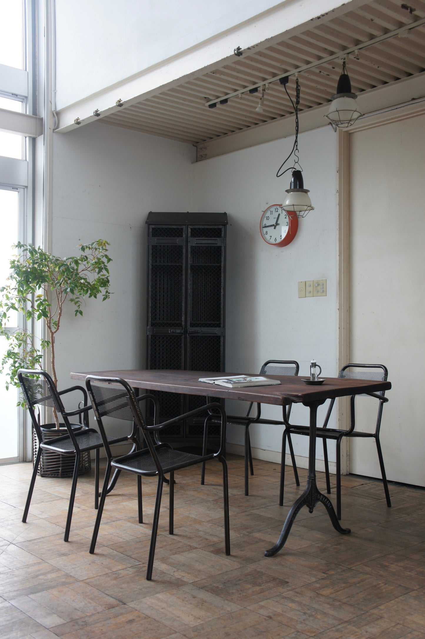 BAUMANN Iron leg table