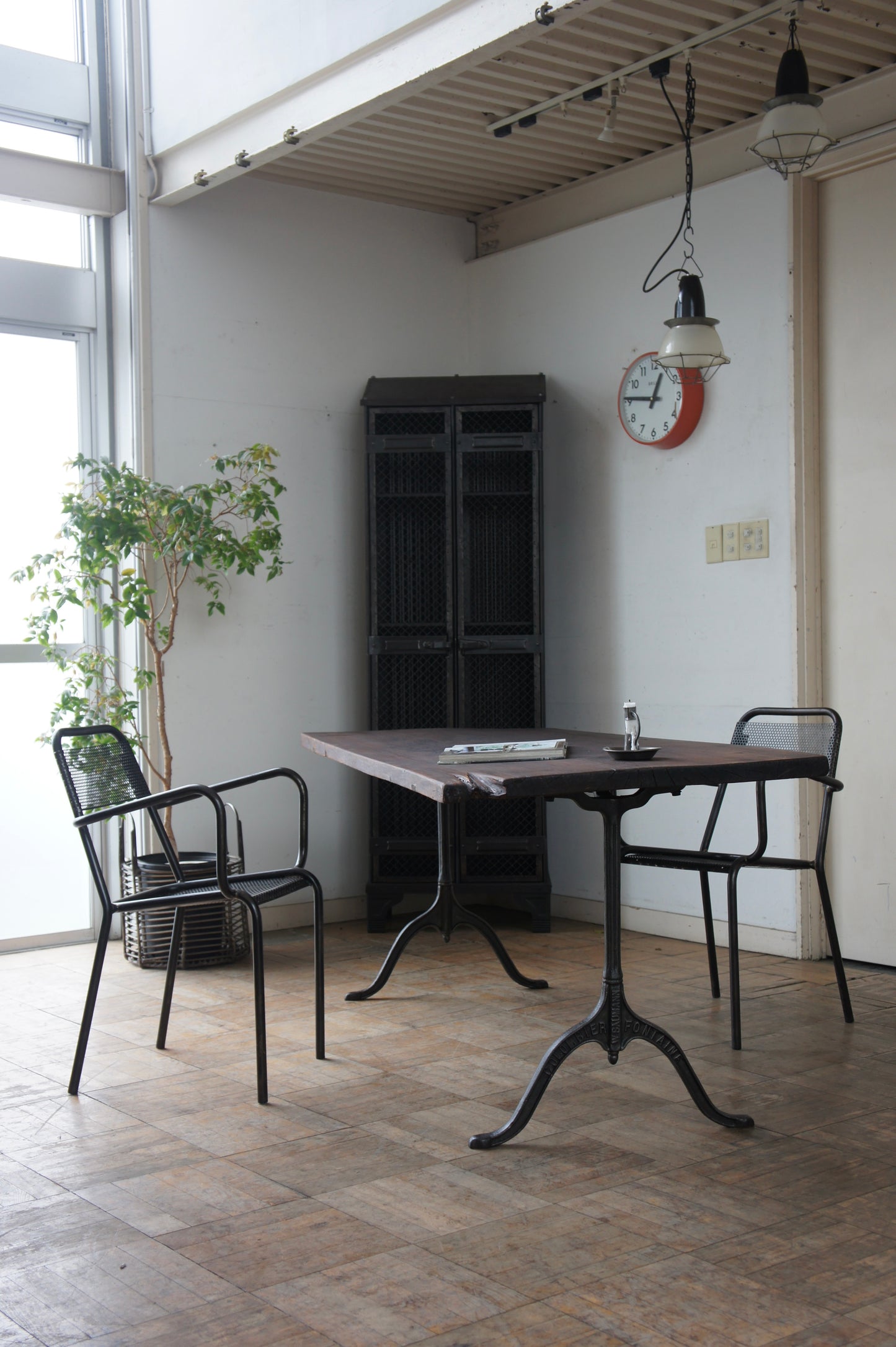 BAUMANN Iron leg table