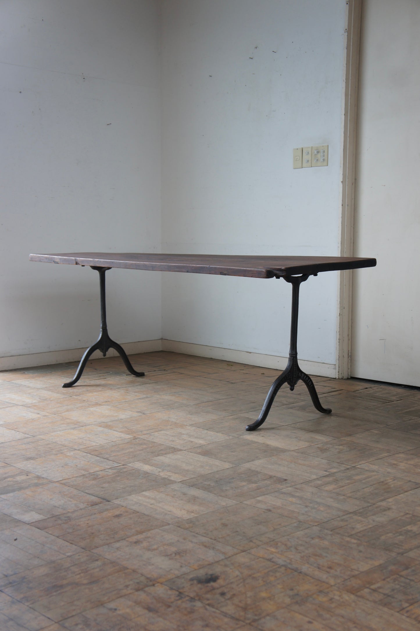 BAUMANN Iron leg table