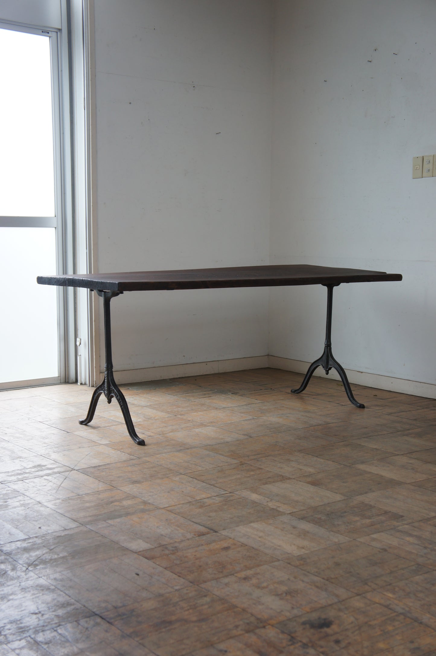 BAUMANN Iron leg table