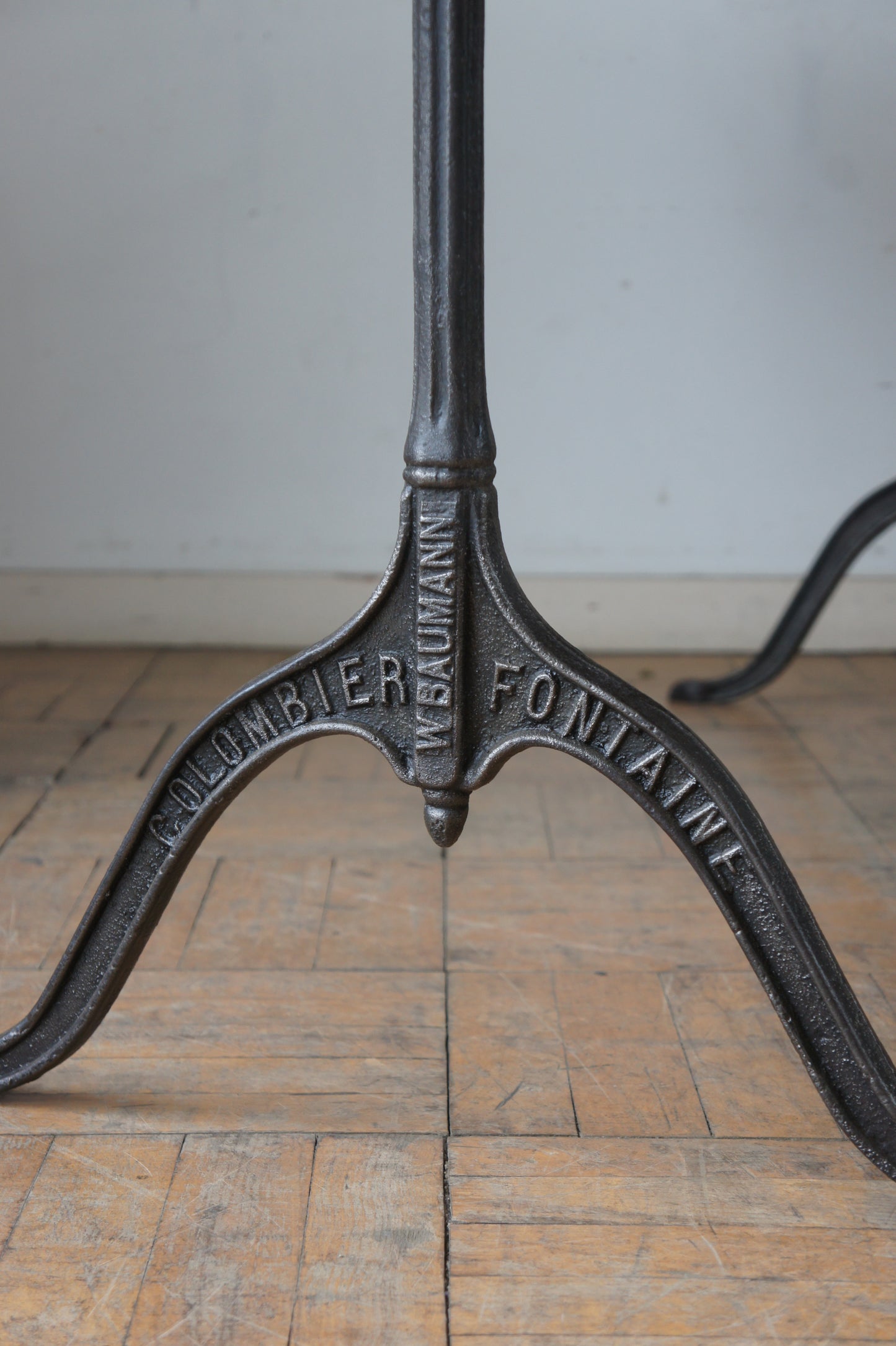 BAUMANN Iron leg table