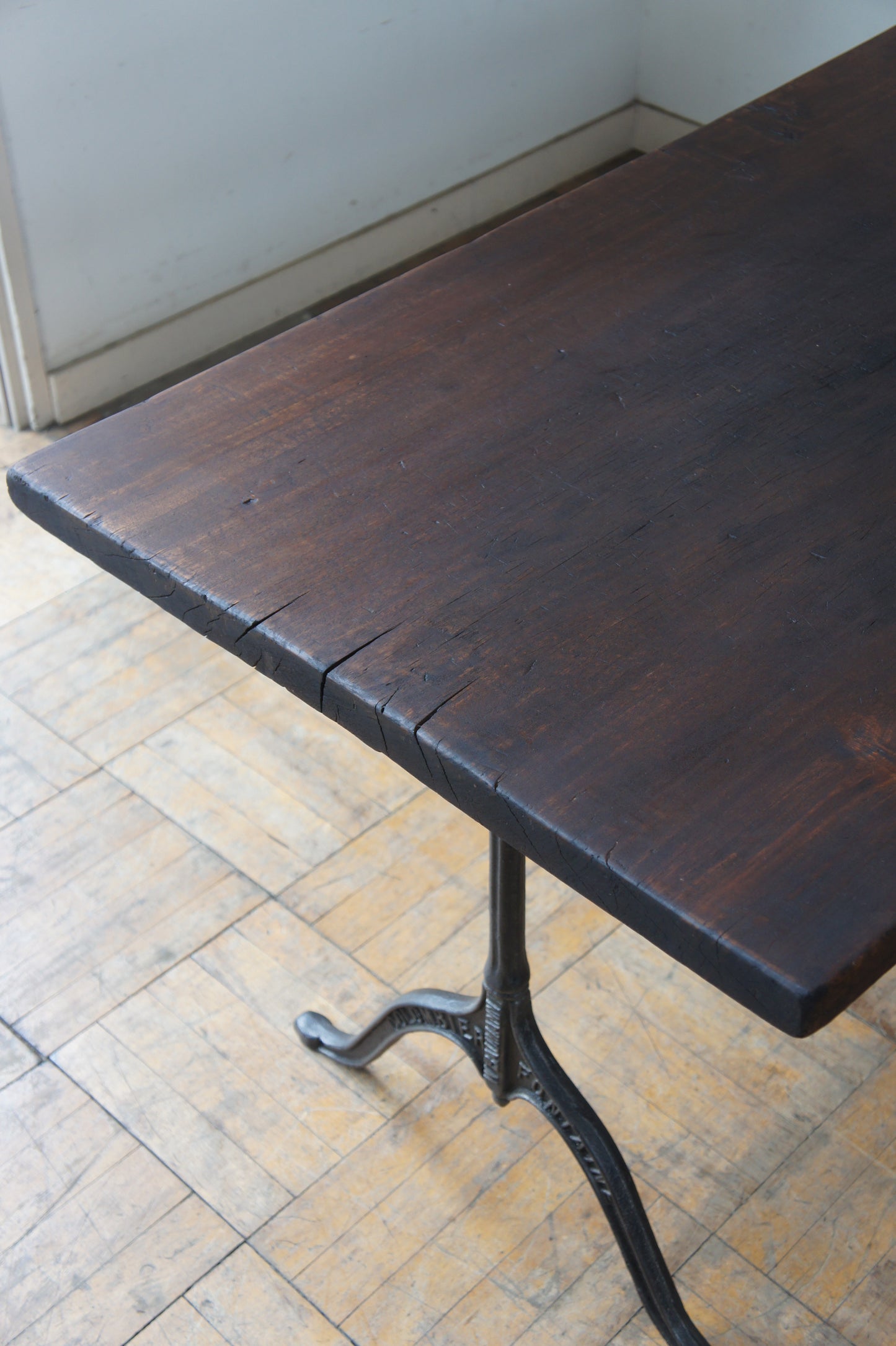 BAUMANN Iron leg table