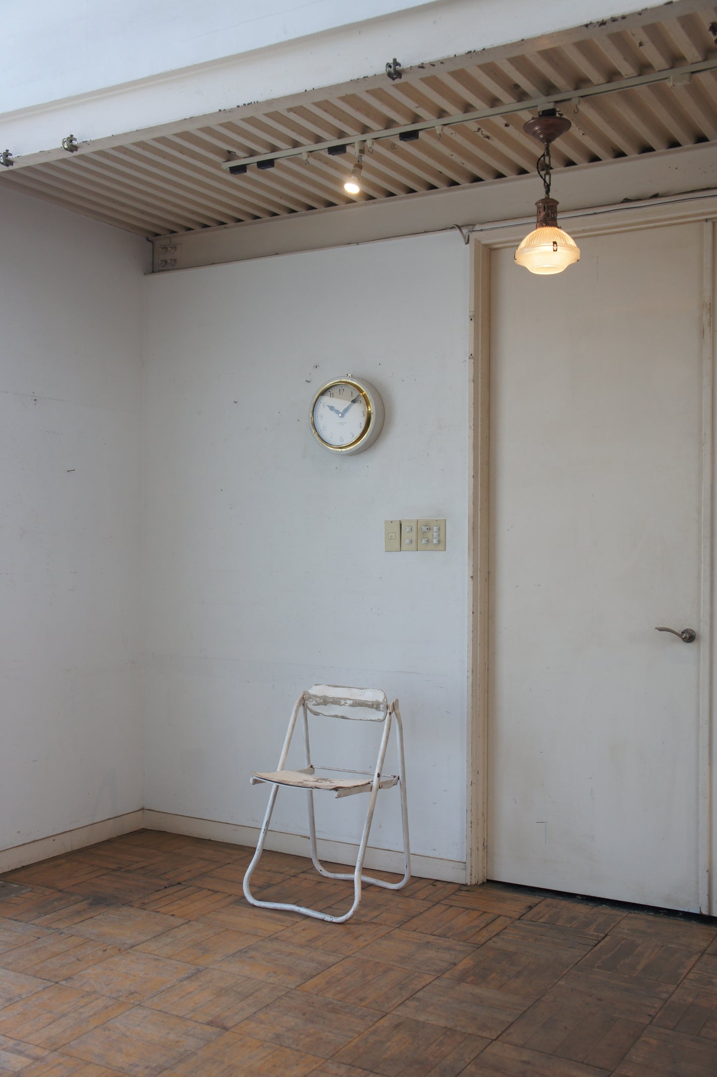 BRILLIÉ Wall Clock / blanc