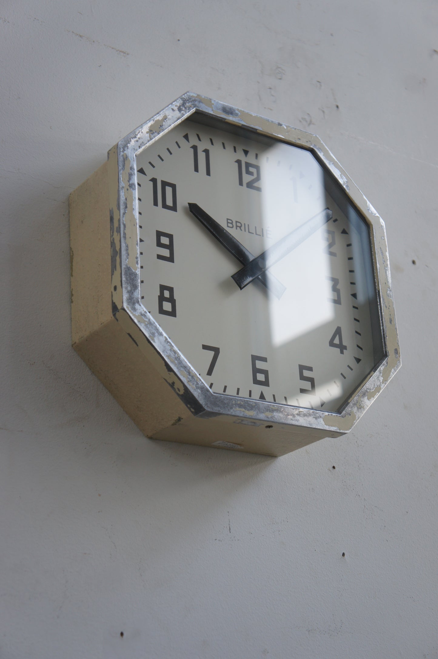 BRILLIÉ Wall Clock / octogone ivory