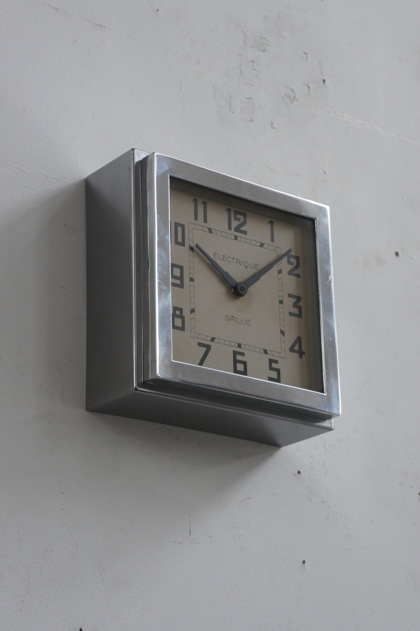 BRILLIÉ Wall Clock / carré métal poli