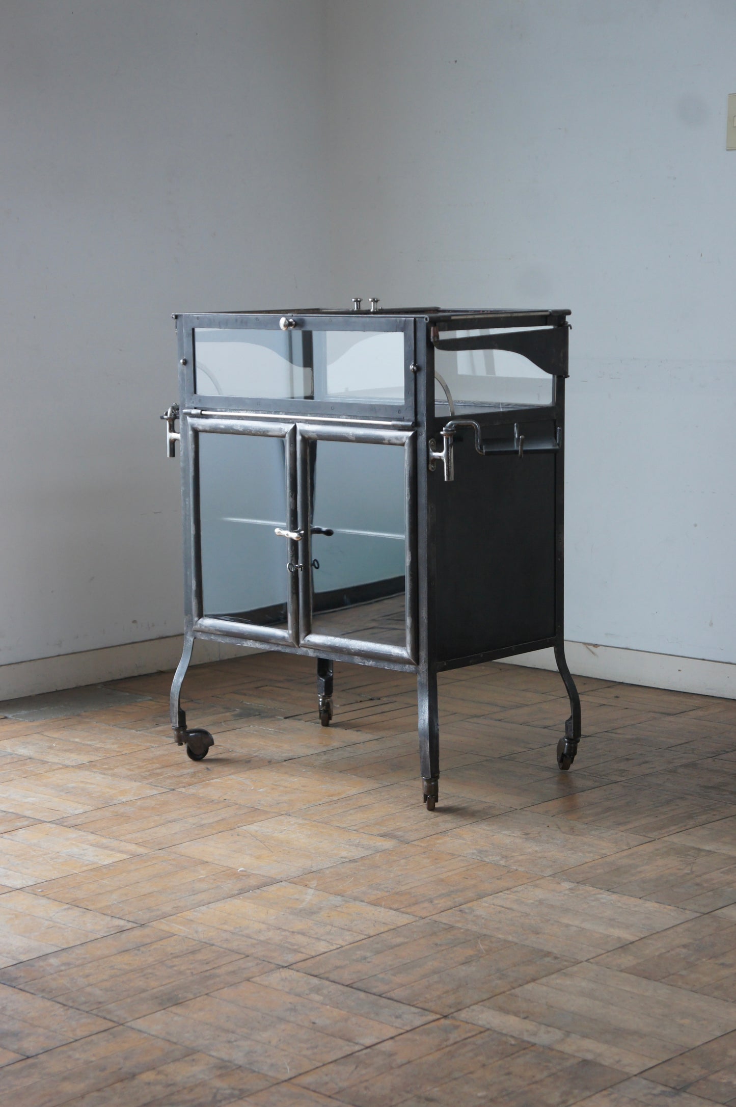 Medical glass cabinet