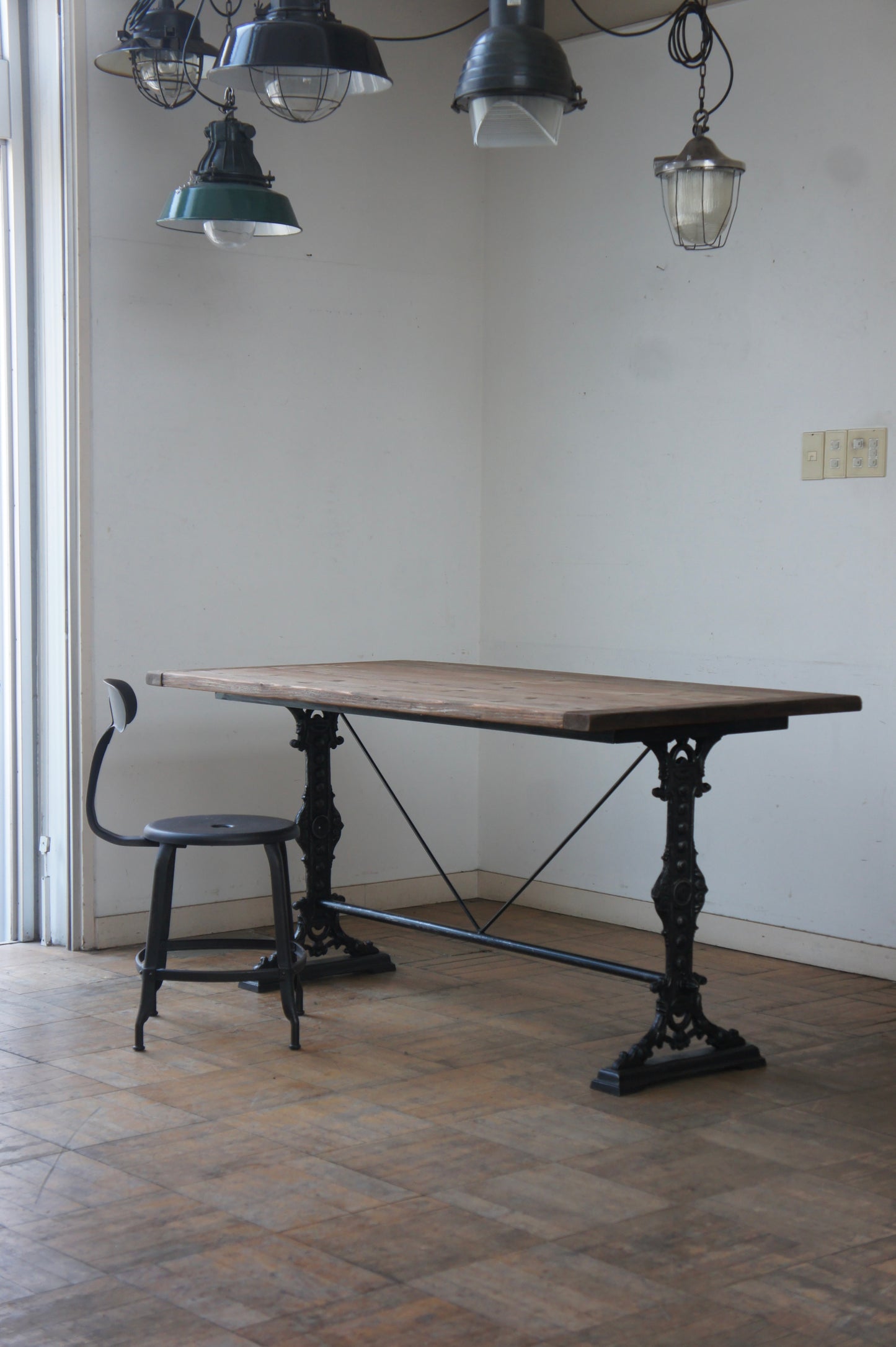 Decorative iron leg table