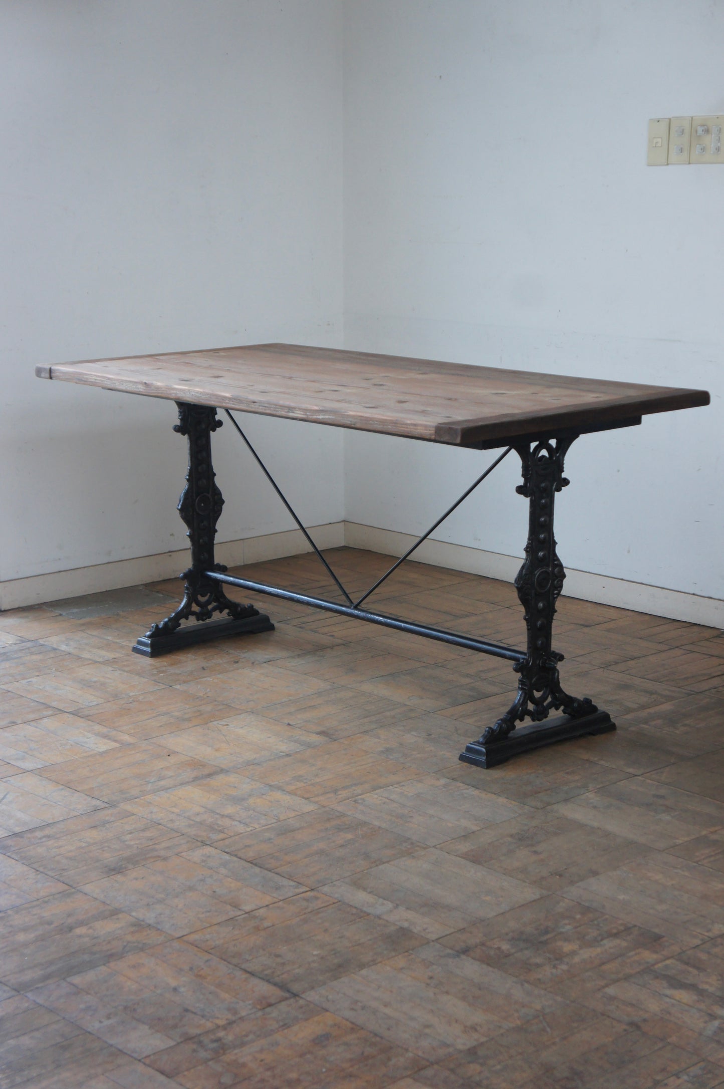 Decorative iron leg table