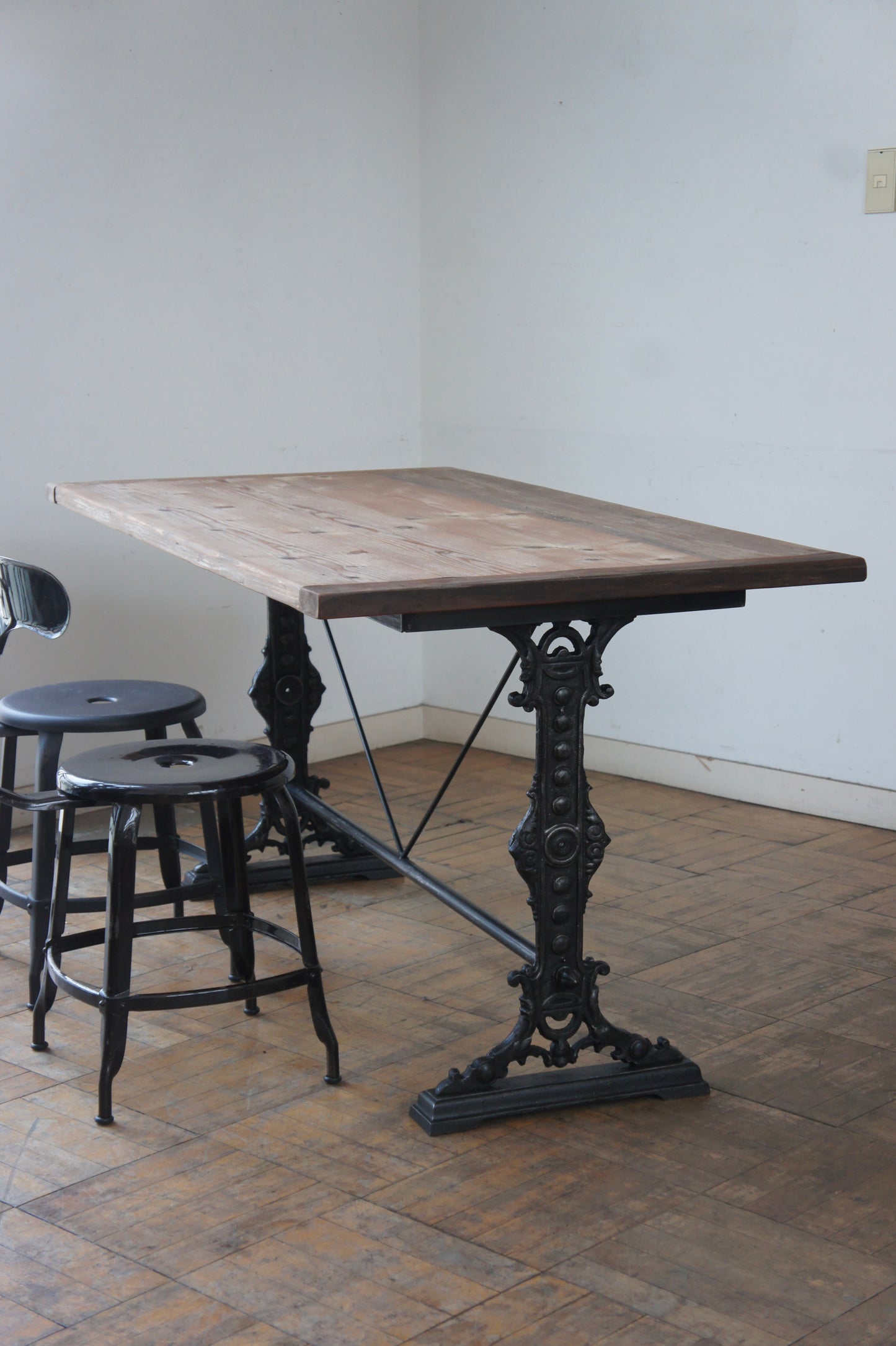 Decorative iron leg table