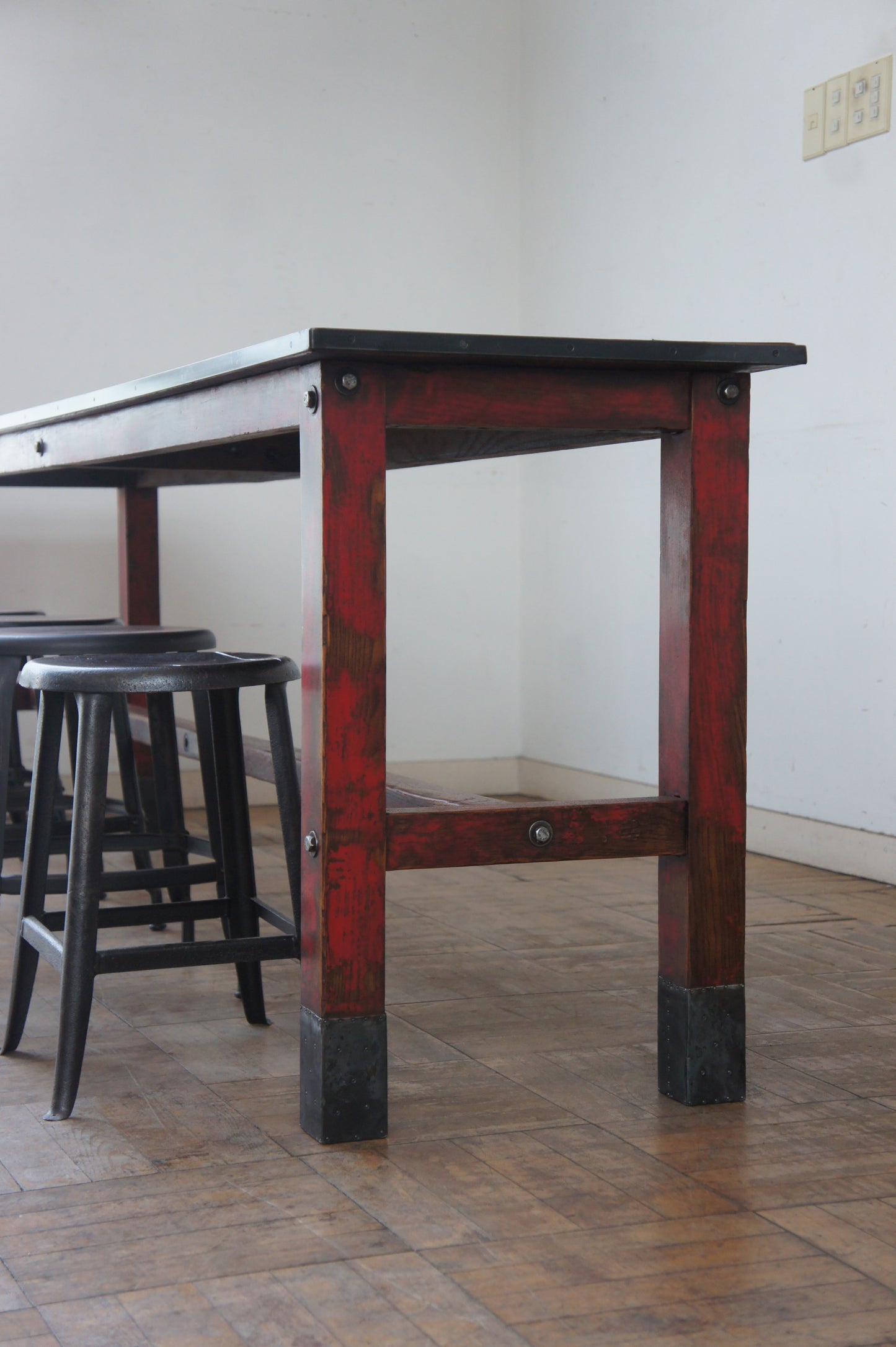 Wooden table / rouge 2450