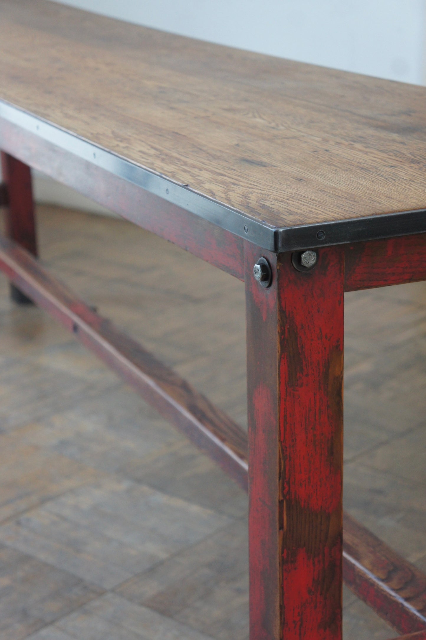 Wooden table / rouge 2450