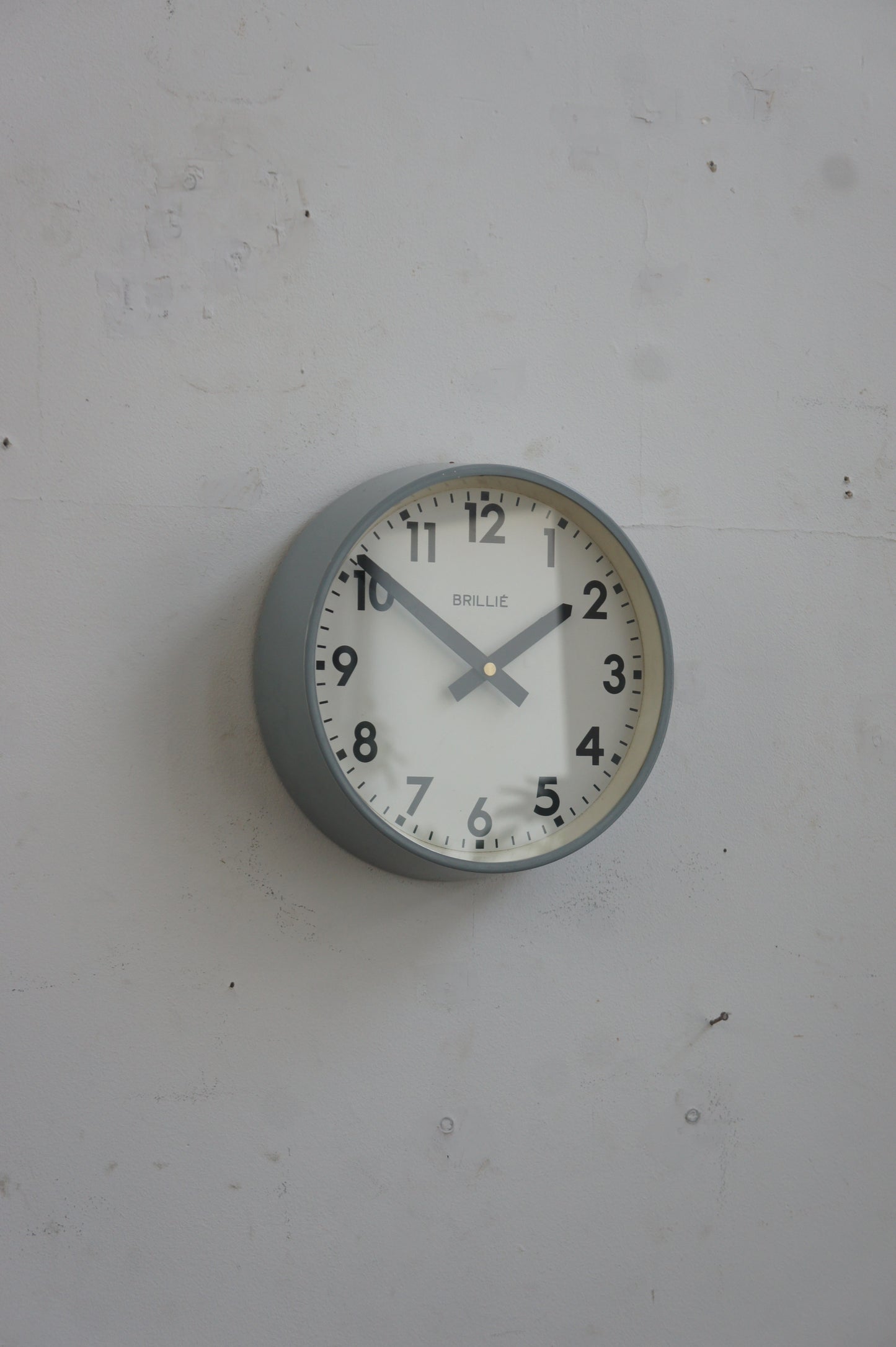 BRILLIÉ Wall clock / gris A