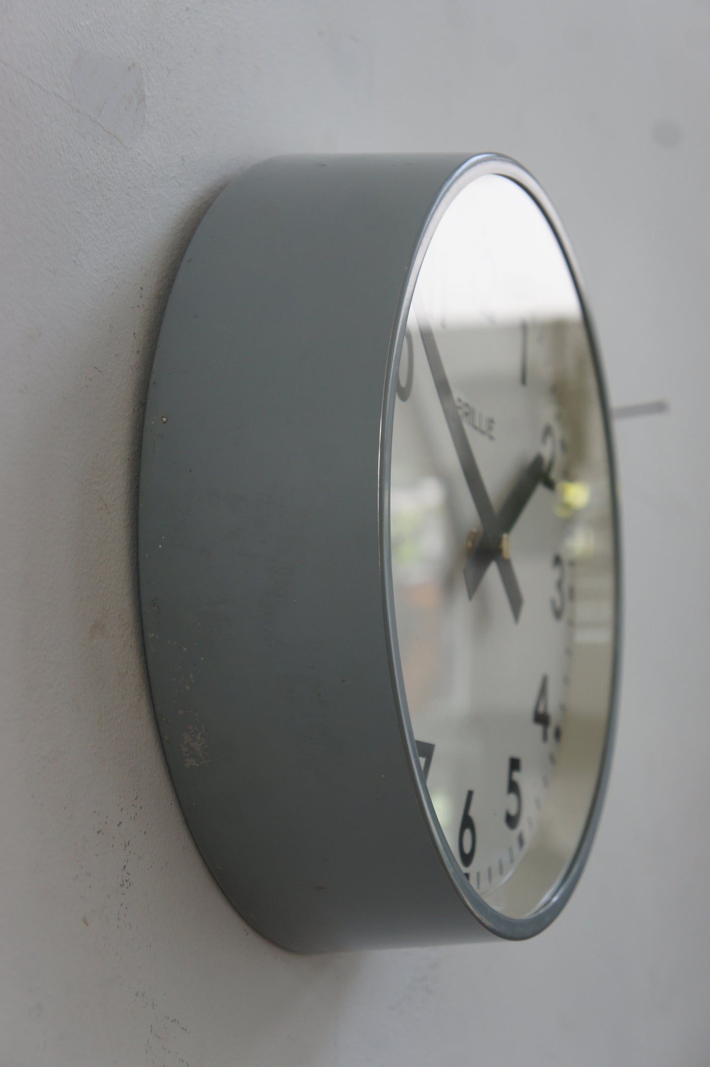 BRILLIÉ Wall clock / gris A