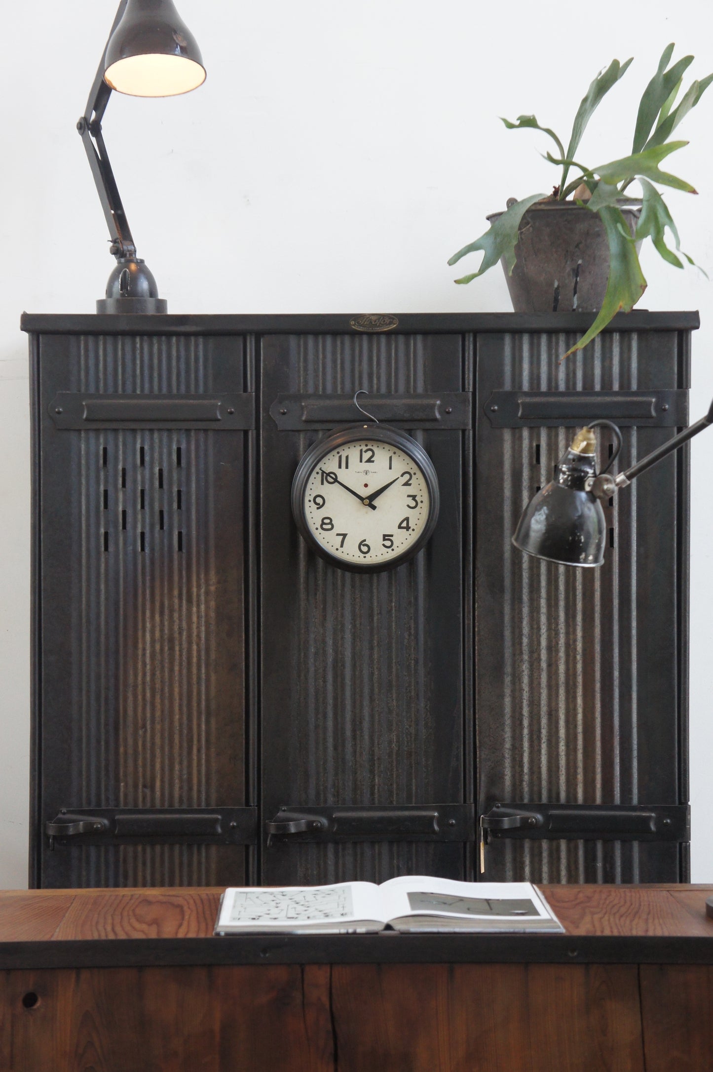 MARUTE Wall clock / iron black A