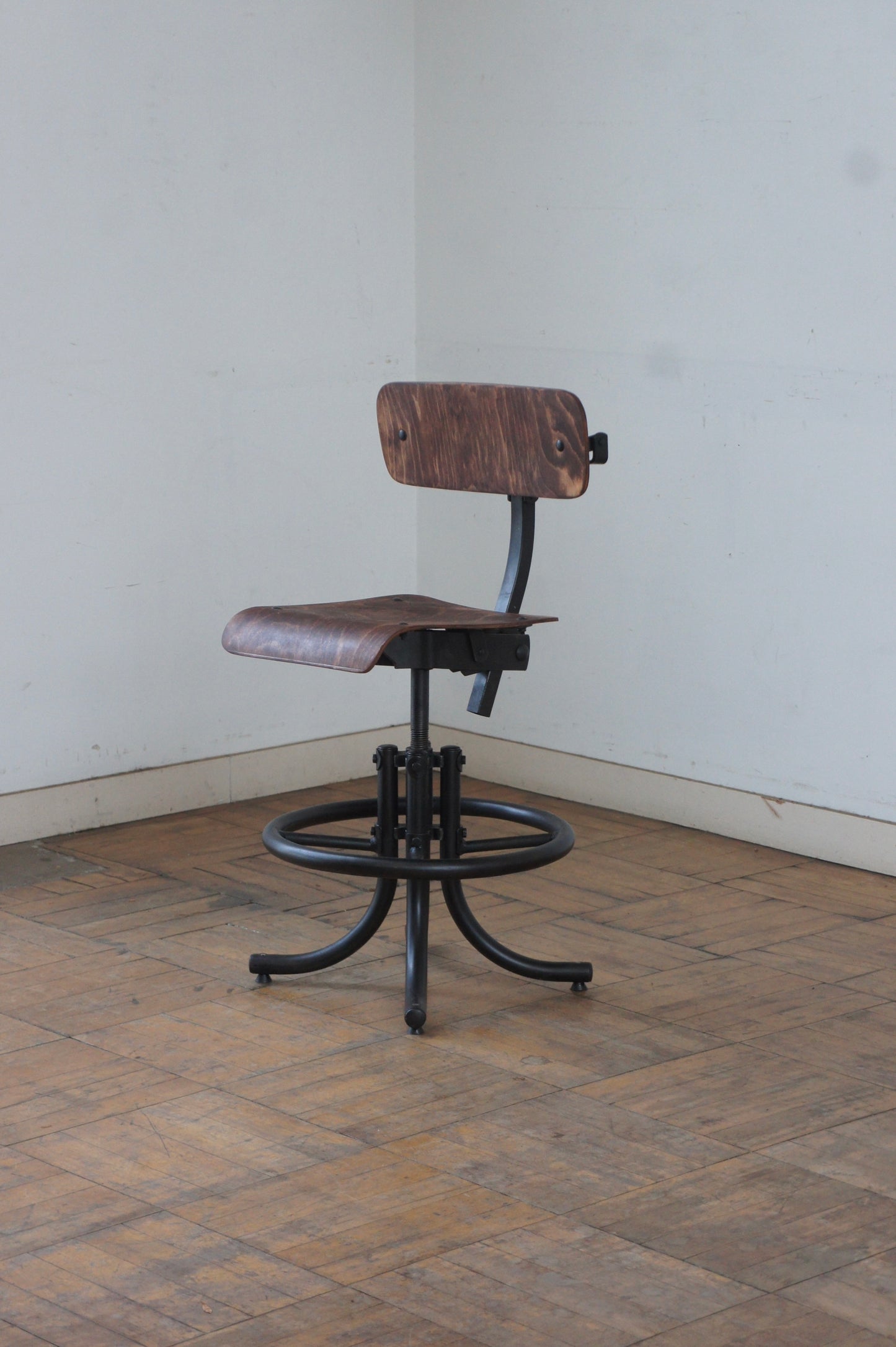 BIENAISE Chair N°232 w/footrest