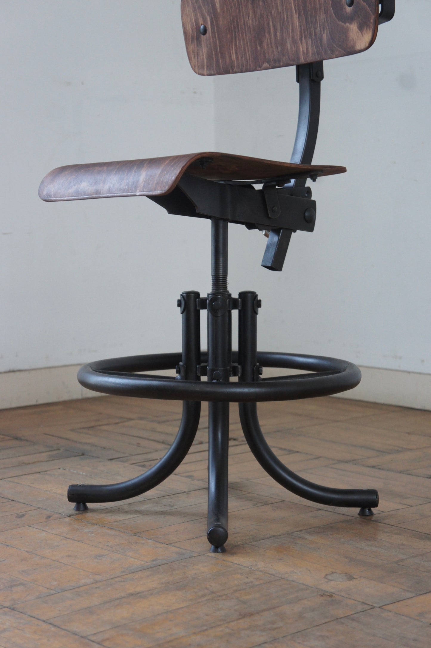 BIENAISE Chair N°232 w/footrest