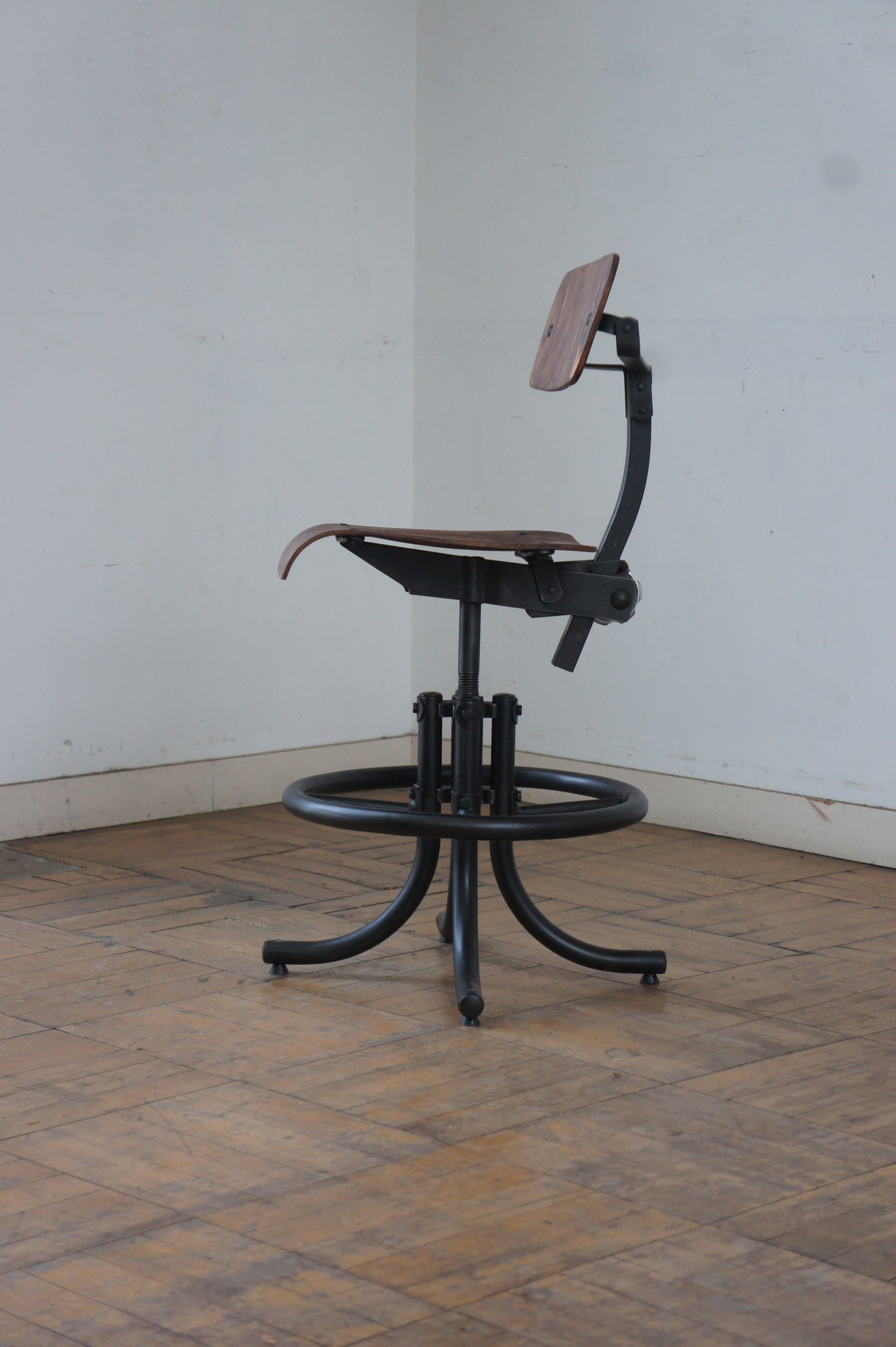 BIENAISE Chair N°232 w/footrest