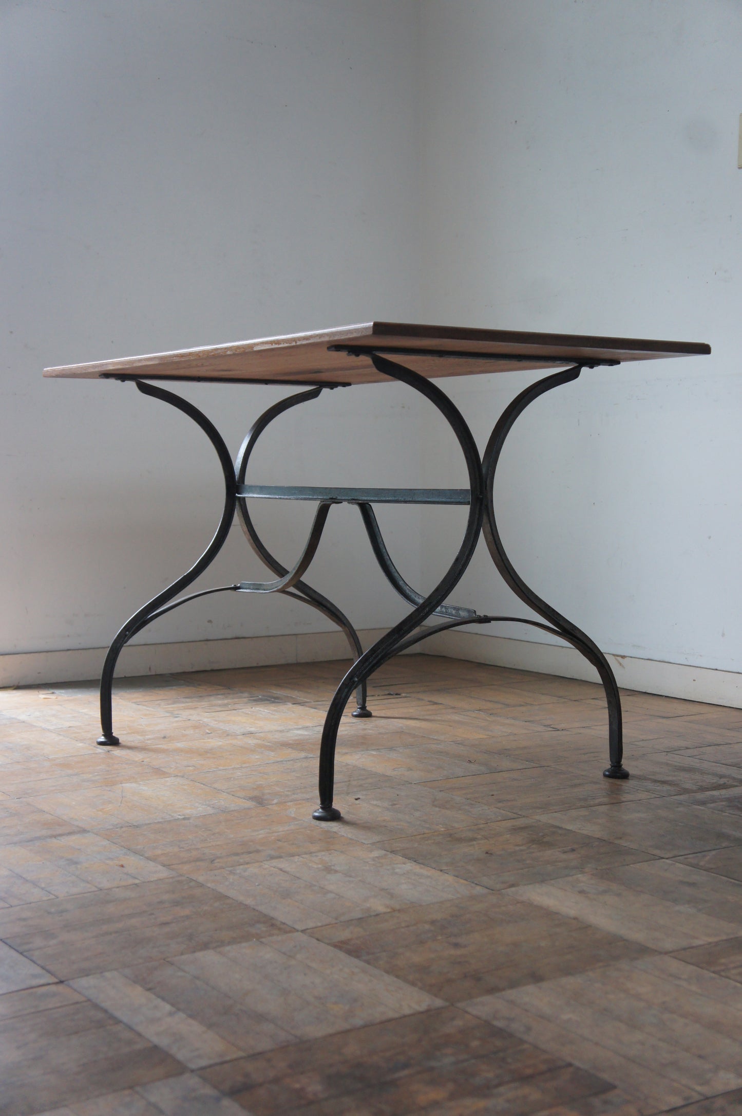 GARDEN Iron leg table