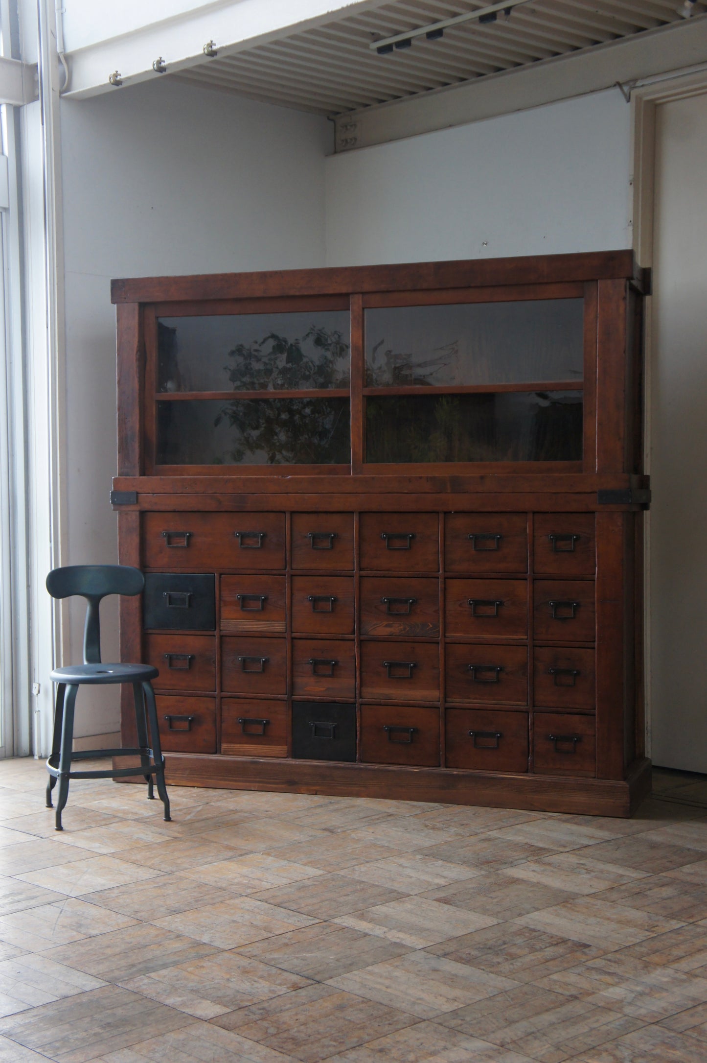 Pharmacy cabinet