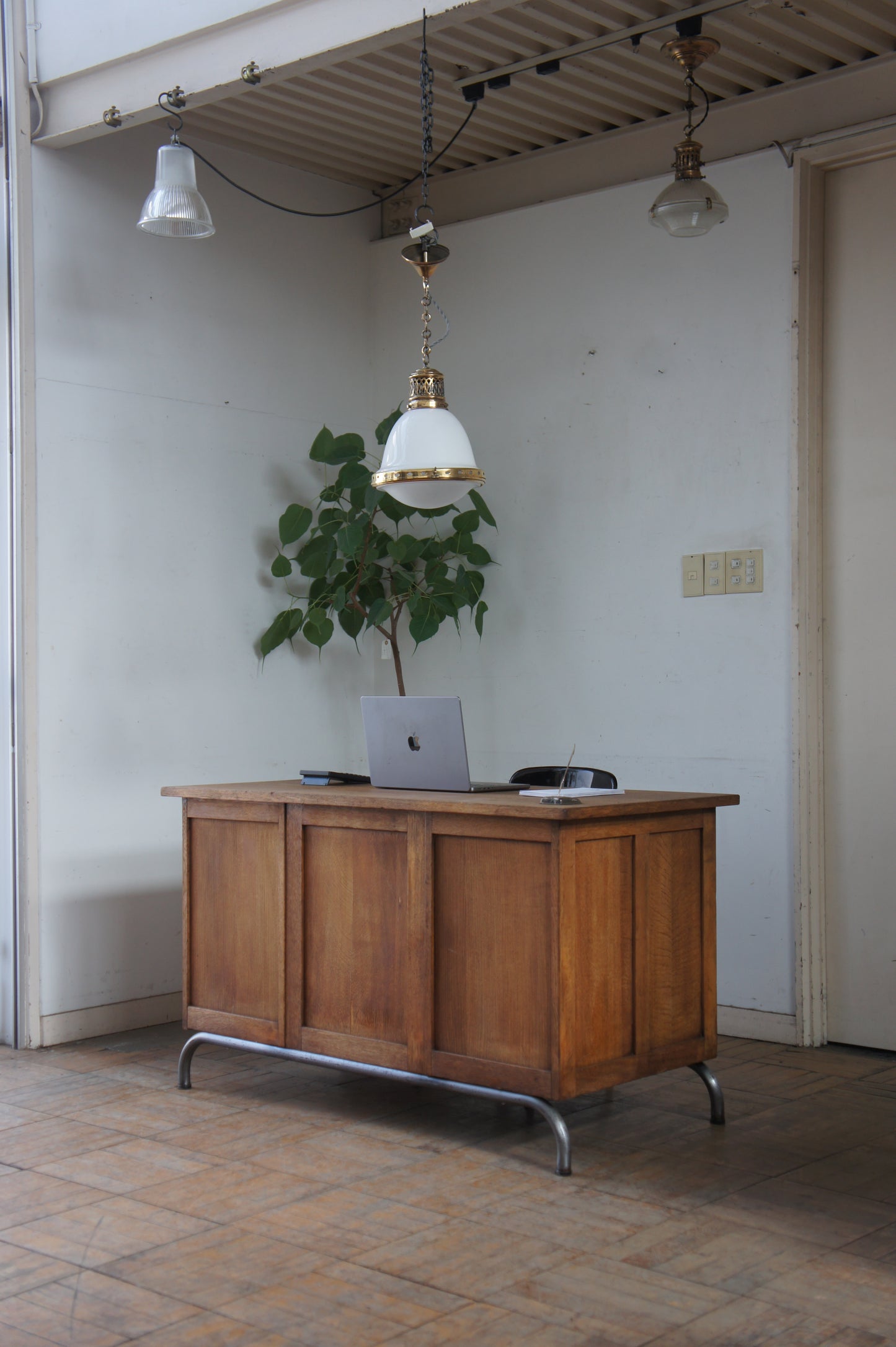 Wooden desk w/steel leg