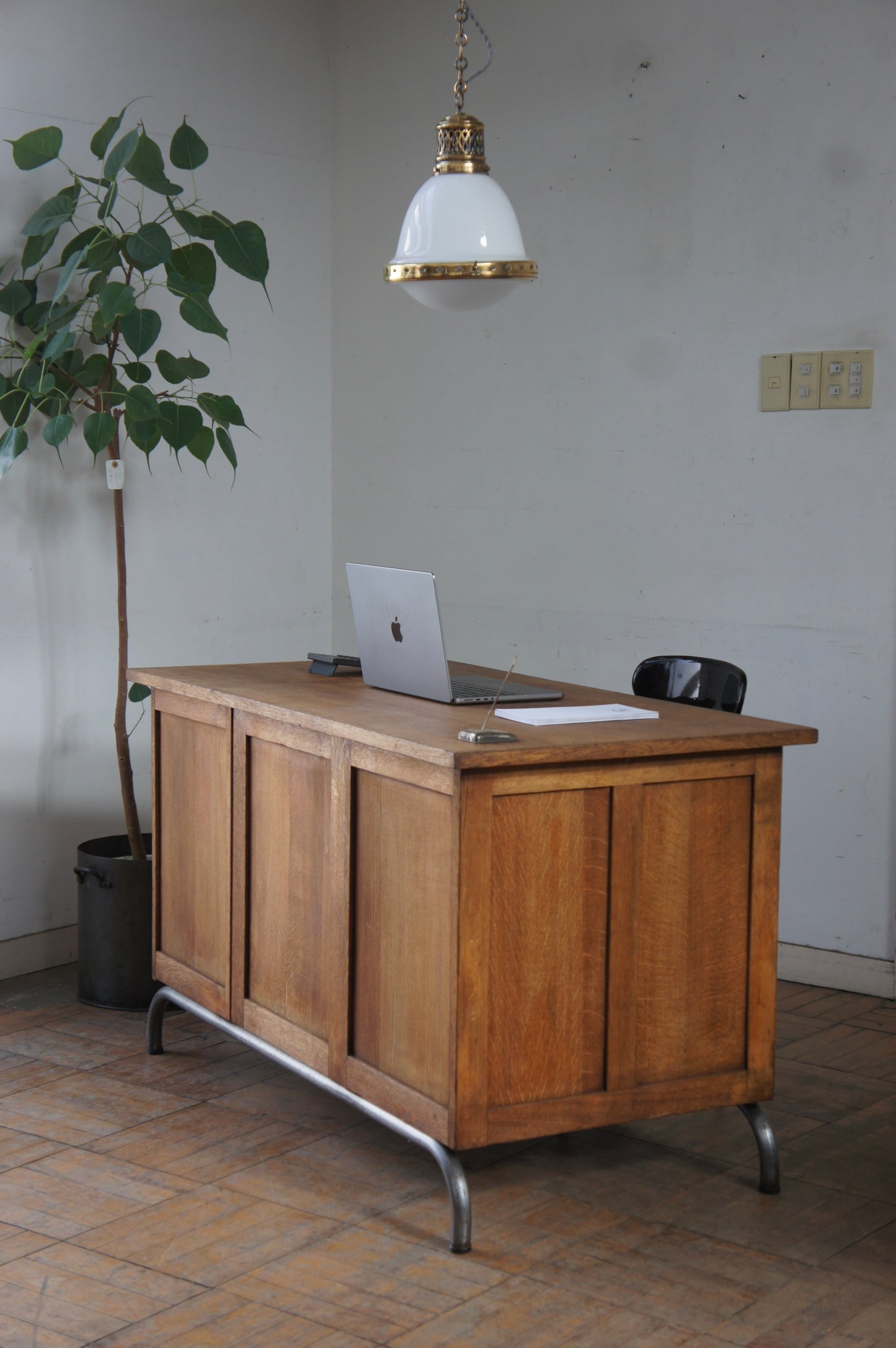 Wooden desk w/steel leg