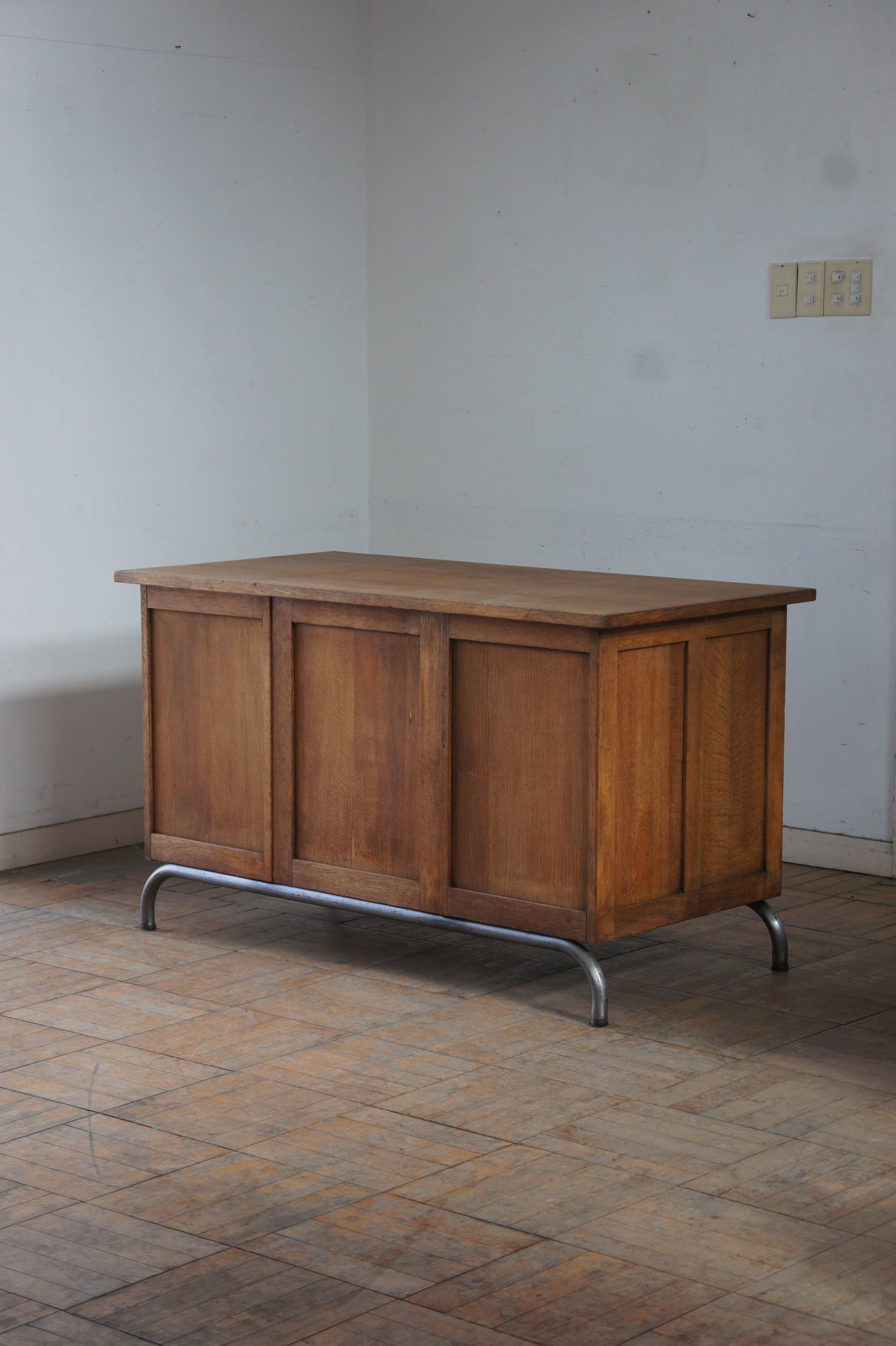 Wooden desk w/steel leg